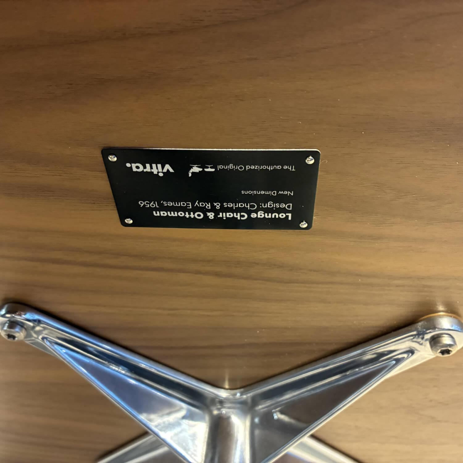 Vitra - Sessel Eames Lounge Chair Leder Premium F 72 Snow Weiß Schale Nuss weiss pigmentiert Gestell Aluminium Poliert Inklusive Hocker - 2