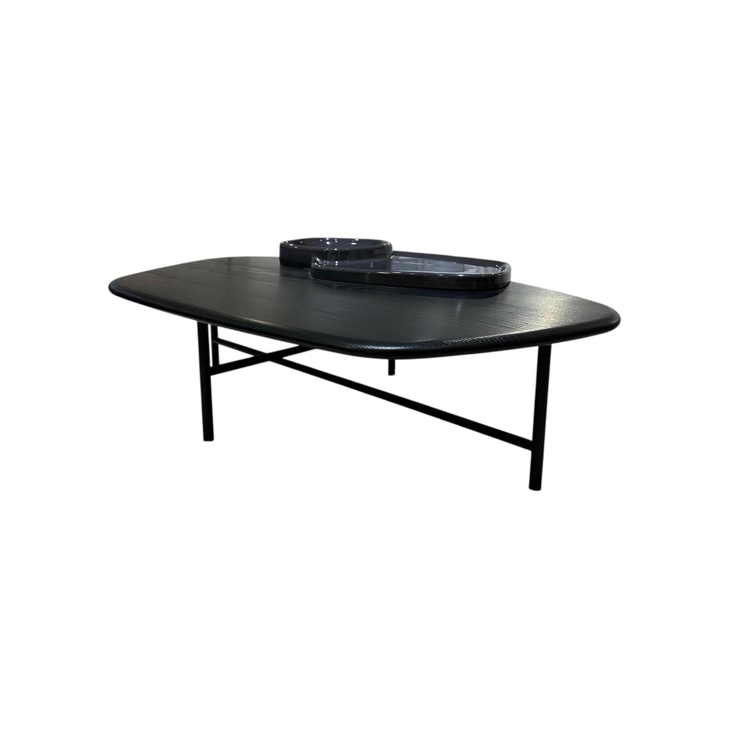 Ligne Roset - Couchtisch Lewa Platte Esche Schwarz Gebeizt Gestell Stahl Schwarz Seidenmatt Inklusive Keramikformplatte - 1