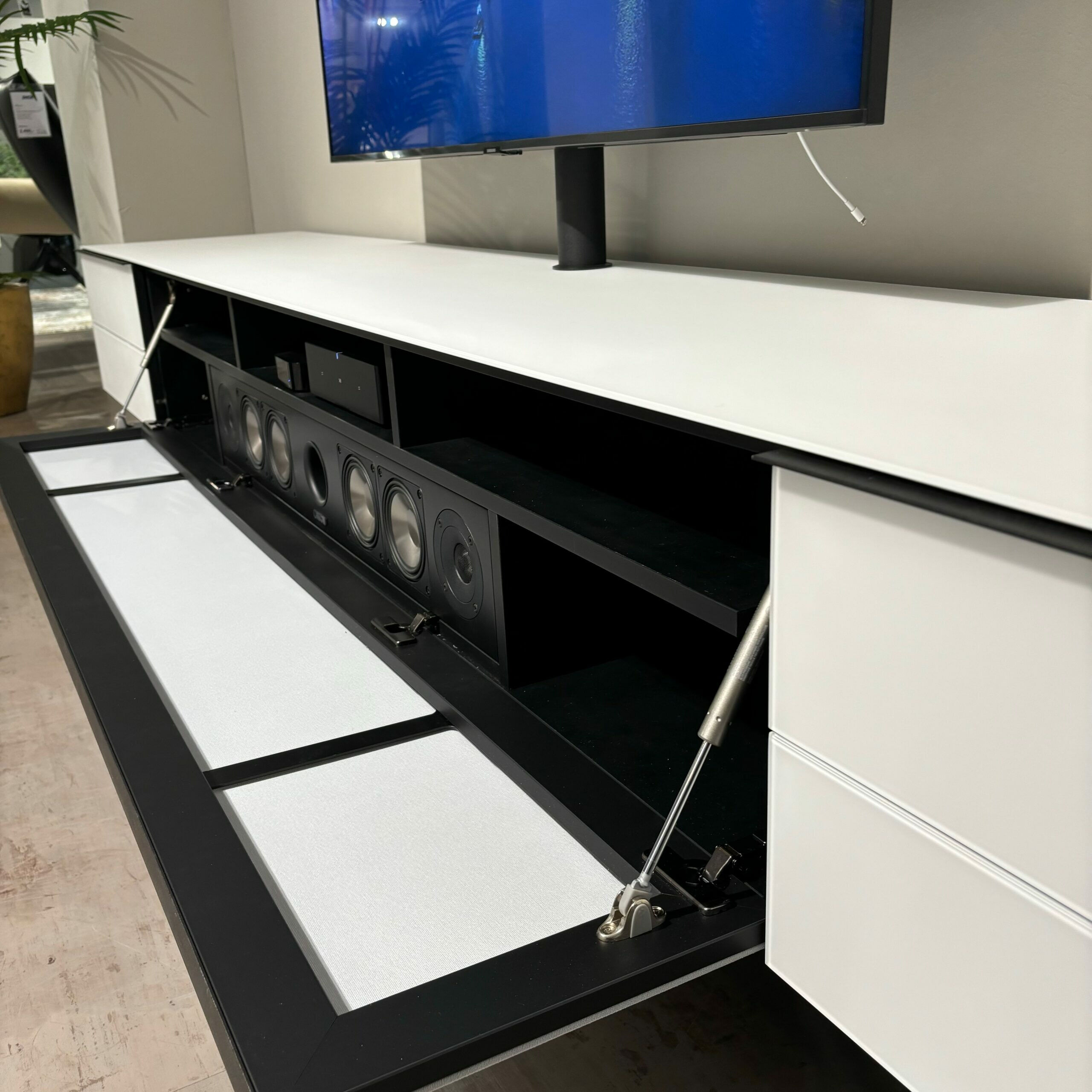 Spectral Smart Furniture - Lowboard Scala SC560 Glas SNG Snow Weiß Satiniert Griffe BG Black Schwarz Türen Mit Textilgewebe Inklusive Soundsystem - 4