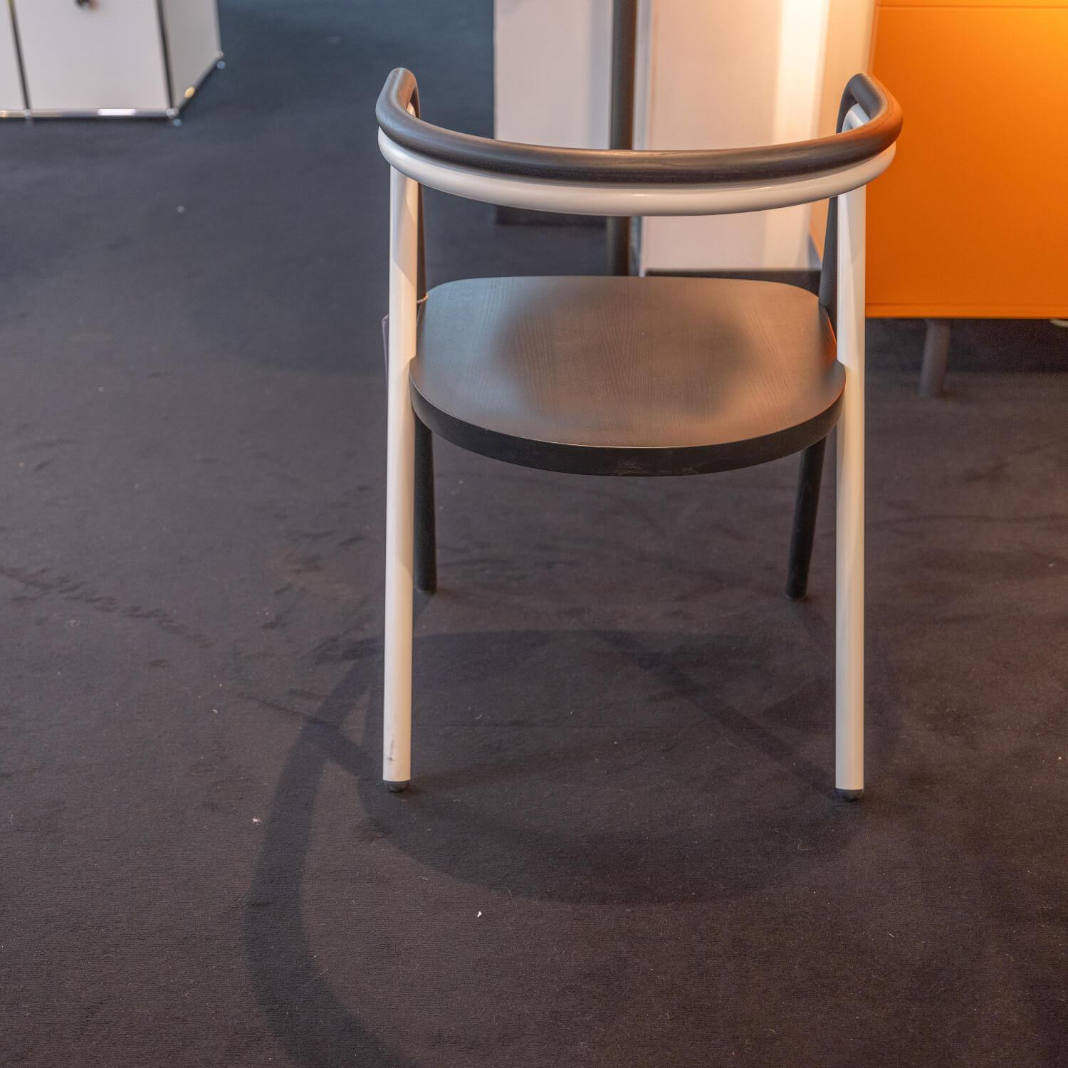 Stuhl Chair 2 Sitzfläche Multischicht Birkenholz Mit Massiv Esche Gestell Esche Massiv Schwarz Lackiert Und Metallrohr Schwarz Lackiert