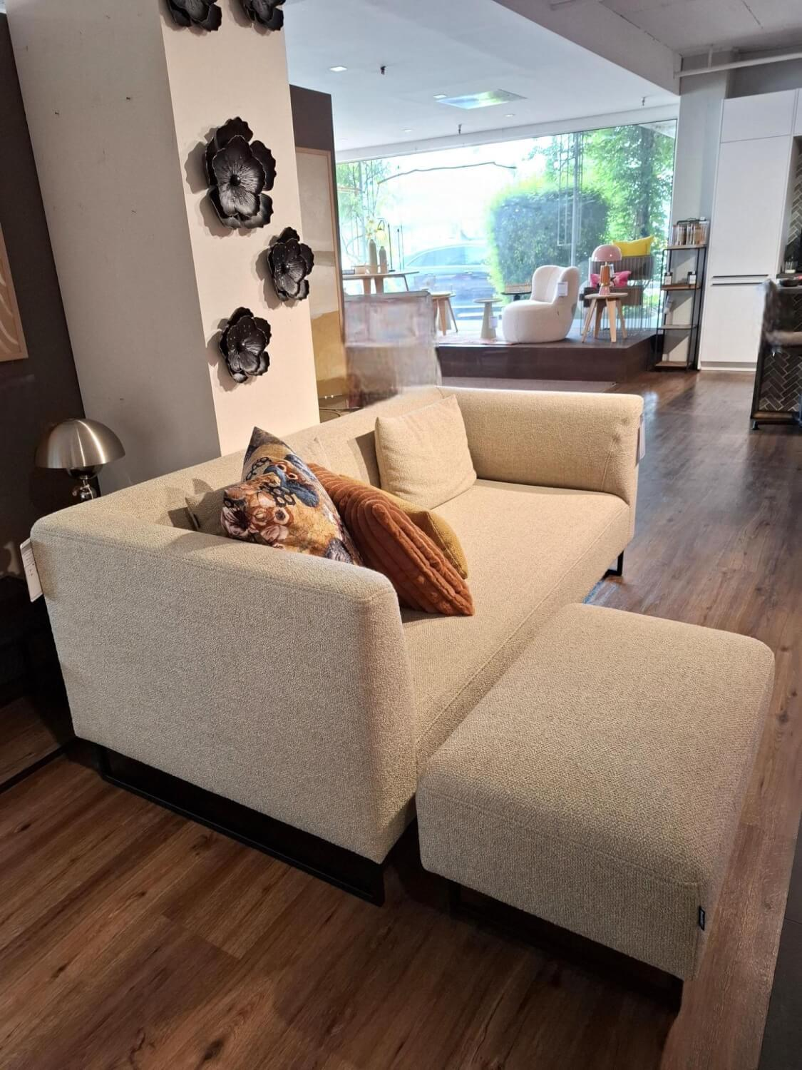 freistil Rolf Benz - Sofa K SOB 160 202 Stoff 7463 Kieselgrau Grau Stahlkufe Tiefschwarz Mit Hocker Und Kissen - 4