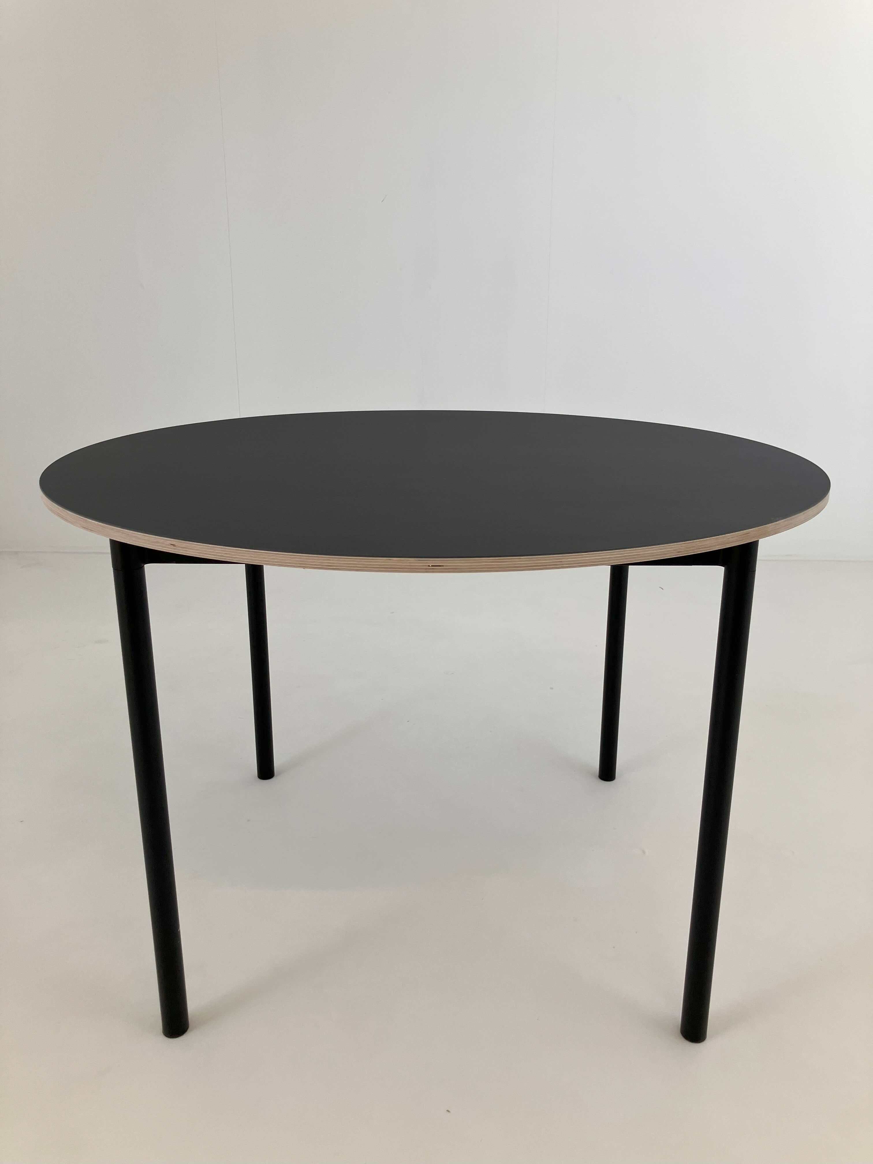 Muuto - Tisch Base Round Linoleum Schwarz Gestell Aluminium Schwarz Pulverbeschichtet - 3