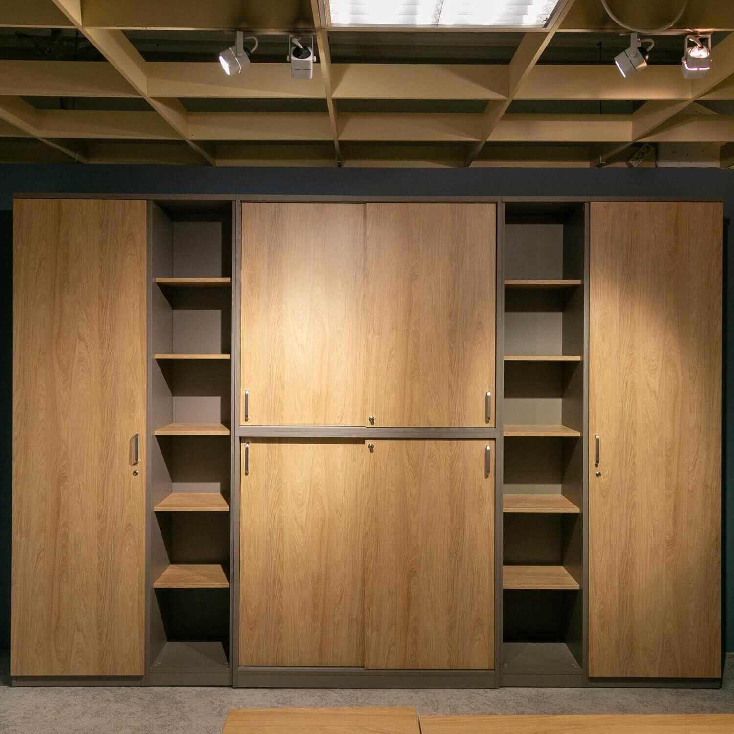 Nowy Styl - Büroschrank E10 Melamin BZ Grey Basalt Regalböden Natural Hickory - 1