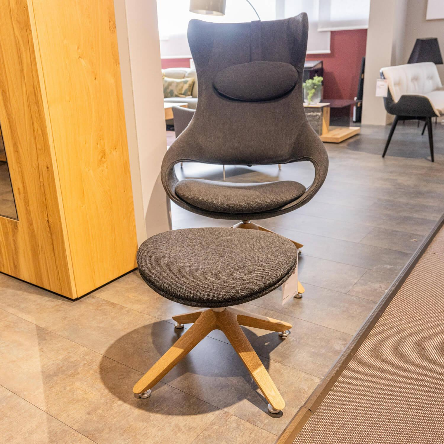 Voglauer - Ohrensessel V-Rock Living Bezug Stoff Curl Black CB Anthrazit Gestell Alteiche Rustiko Gebürstet Inklusive Hocker - 2