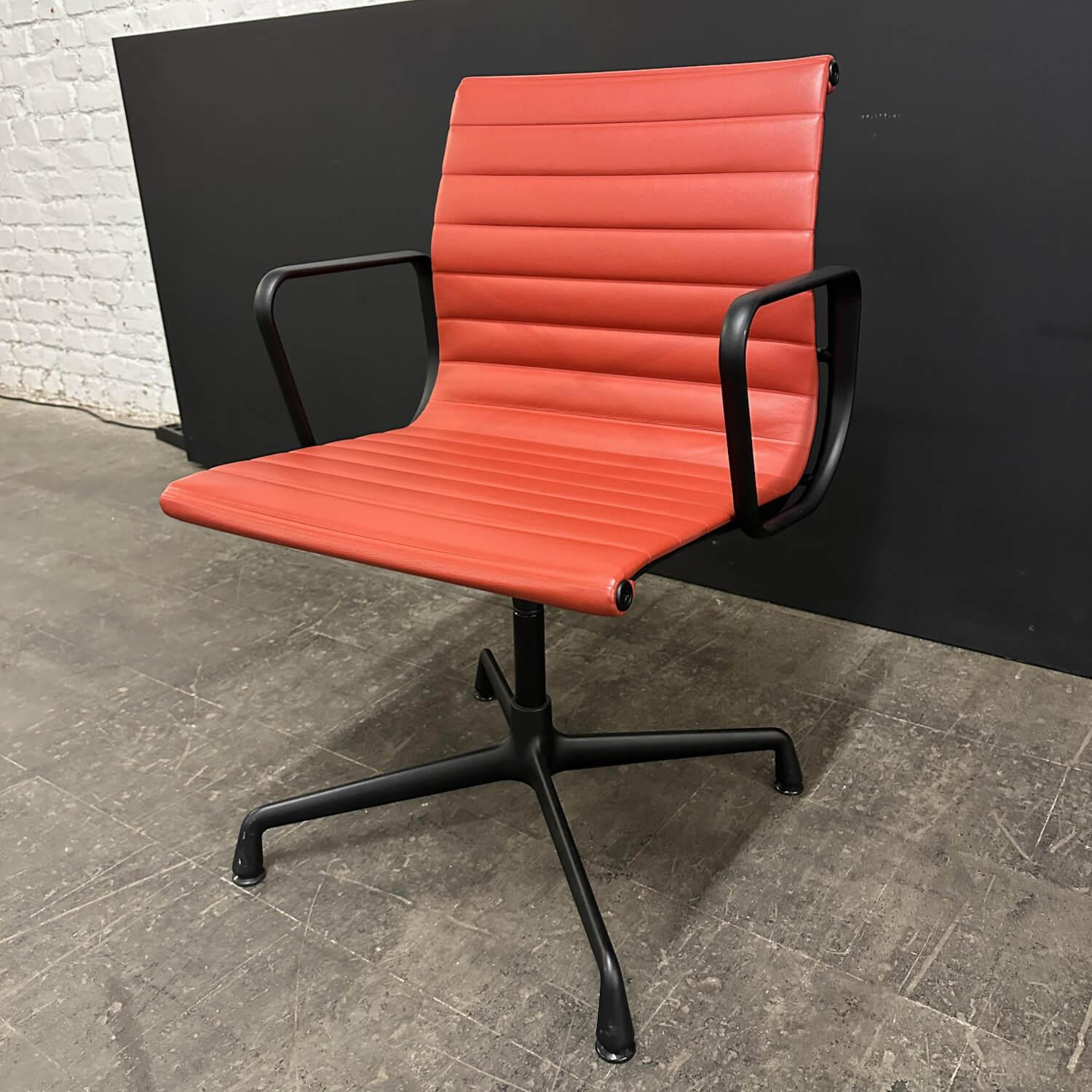 Armlehnstuhl Aluminium Chair EA104 Bezug Leder Rot Stone Gestell Aluminium Schwarz