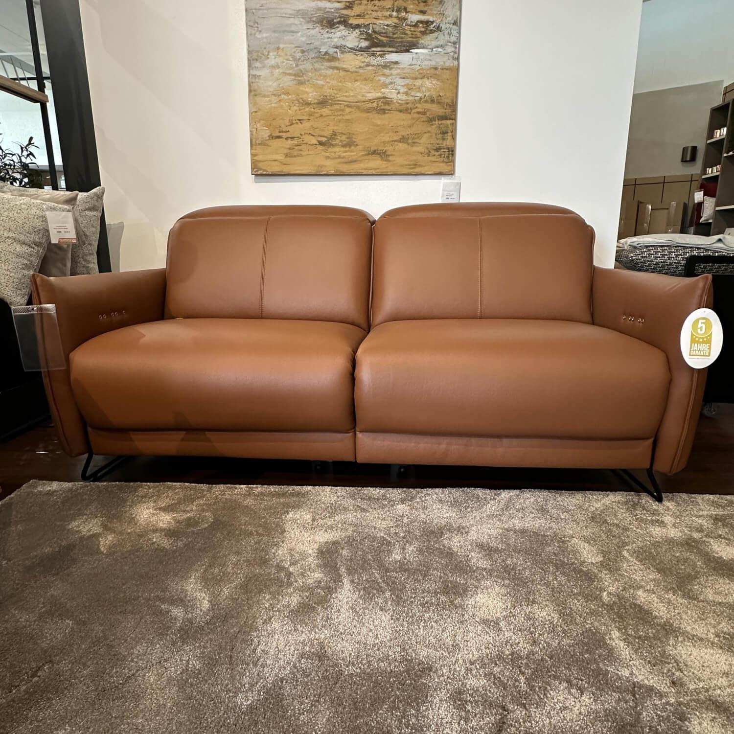 Rom - Sofa Vitis Leder Montana Cognac Braun Füße 01BL Black Schwarz Mit Ausklappbarer Fußablage - 6