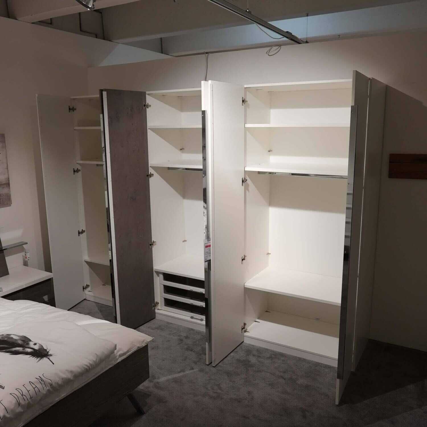 Schlafzimmer Zano mit Kleiderschrank und Kommodenkombination