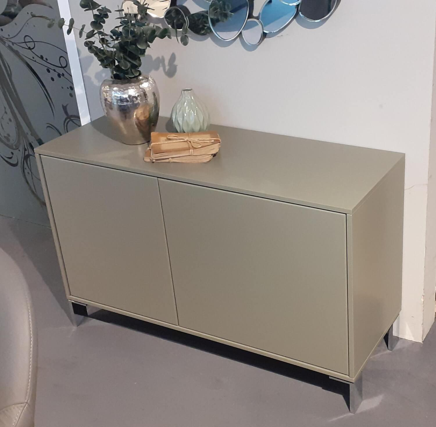 Rietberger Möbelwerke - Schrank Deviso Lack Matt Olivegrau Winkelfüße Chrom Glänzend - 8