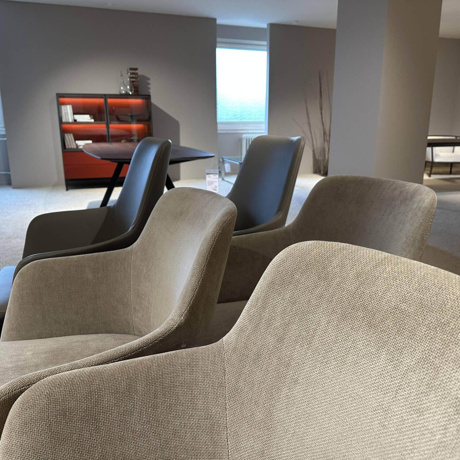 Molteni & C - 6er Set Stuhl Chelsea Stoff WF322 Wien Grau Und Leder L209 Extra Grau Beige Füße Eukalyptus Schwarz - 5