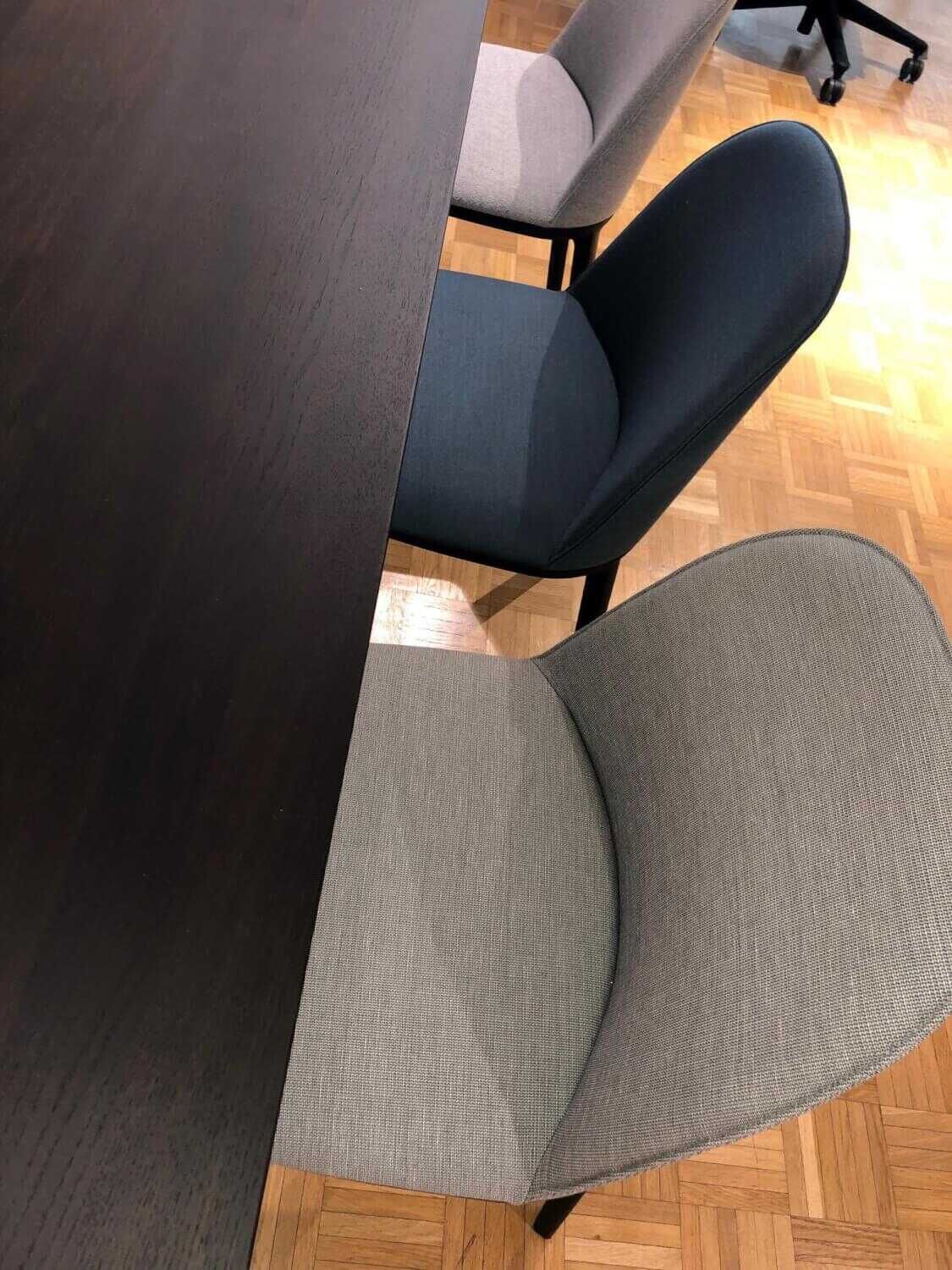 Vitra - Esstischgruppe Tisch EM Table Jean Prouvé mit 6 Softshell Side Chairs - 5