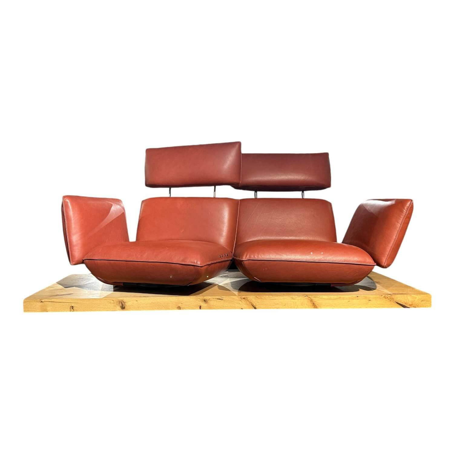 Koinor - Sofa Experio Leder B Toro Reno Rot Plateau Balkeneiche Furniert Mit Nierenkissen - 1