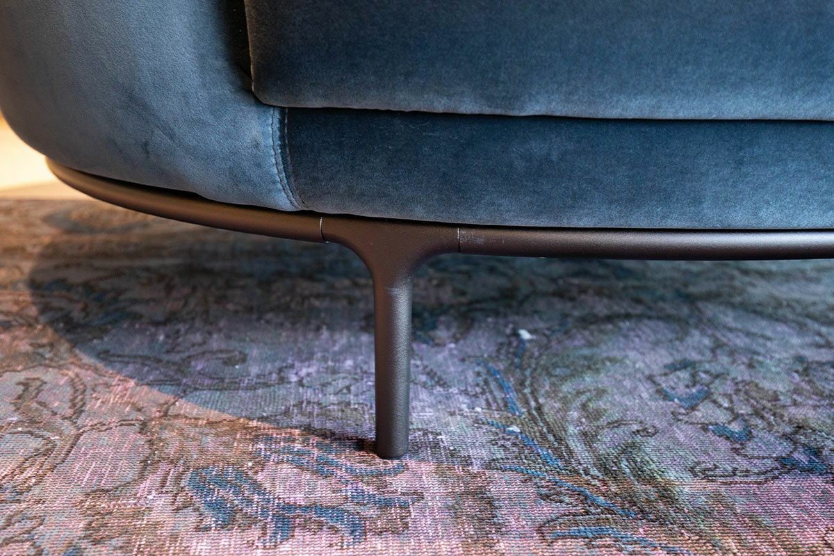 Wittmann - Sofa Vuelta Lounge 241 Stoff Velvet Petrol Blau Gestell Anthrazit mit Hocker Miles - 2