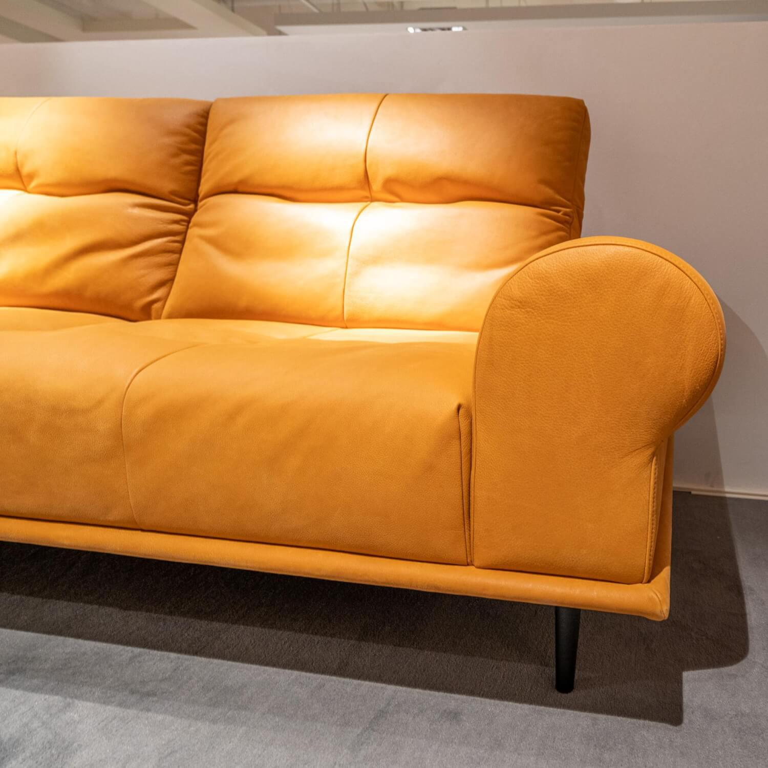 3-Sitzer Sofa Mondo Fabulo Leder Movino Cognac Fuß Schwarz Mit Verstellbaren Rückenlehnen