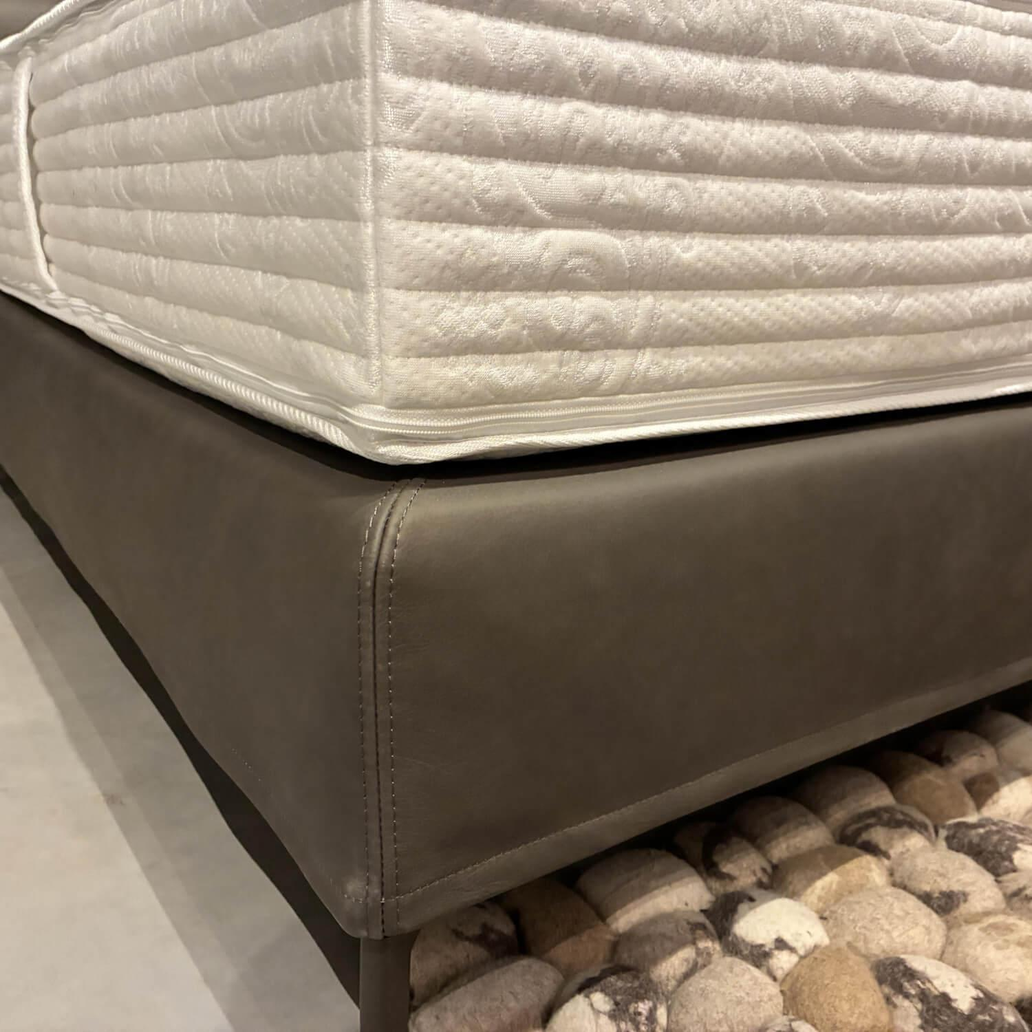 Möller Design - Boxspringbett The Grid Stoff Mud Taupe 12 Grau Leder Rancho Steel Grau Inklusive Matratzen Und Konsolen - 4