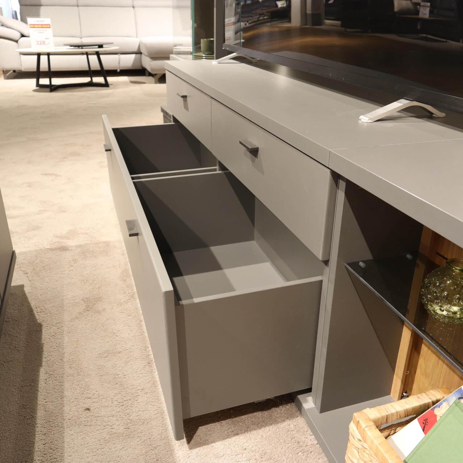 MCA - Wohnwand Caldera Klarglas Grau Wildeiche Gerillt Furniert Geölt Royal Grey Lackiert Metallgriffe Anthrazit - 11
