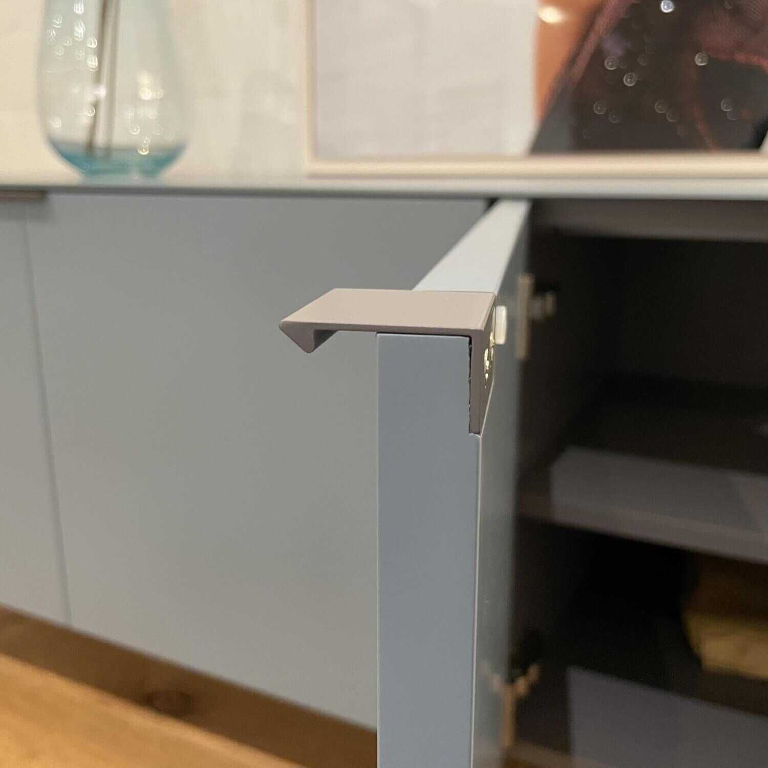 form1 - Sideboard Pulse Korpus Innen Lack Taupe matt Front Griff Gestell Lack Matt Sky Abdeckung Glas matt S - 6