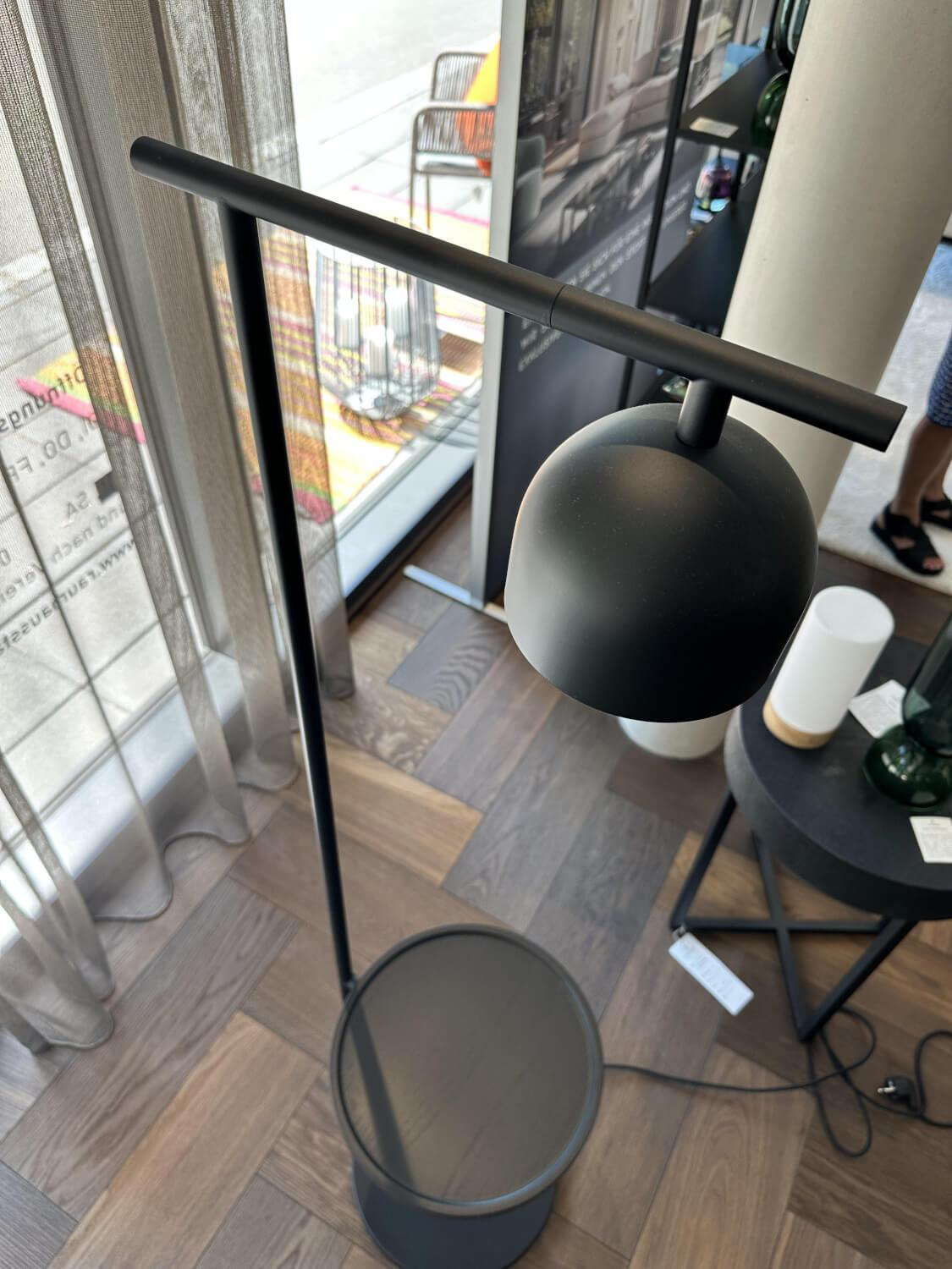 Bielefelder Werkstätten - Stehlampe Archetype Schirm Metall RAL 9005 Tiefschwarz Fuß Metall RAL 9005 Tiefschwarz Abstellplatte Esche Schwarz Gebeizt - 3