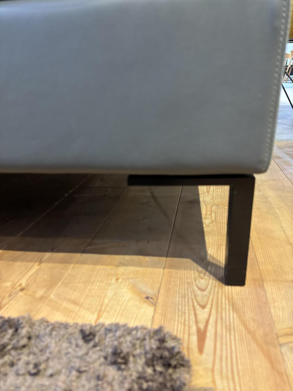 Brühl - Sofa Alba 2,5-Sitzer Leder Lama 95 Grau Winkelfuß Schwarz mit 2 Kissen - 7