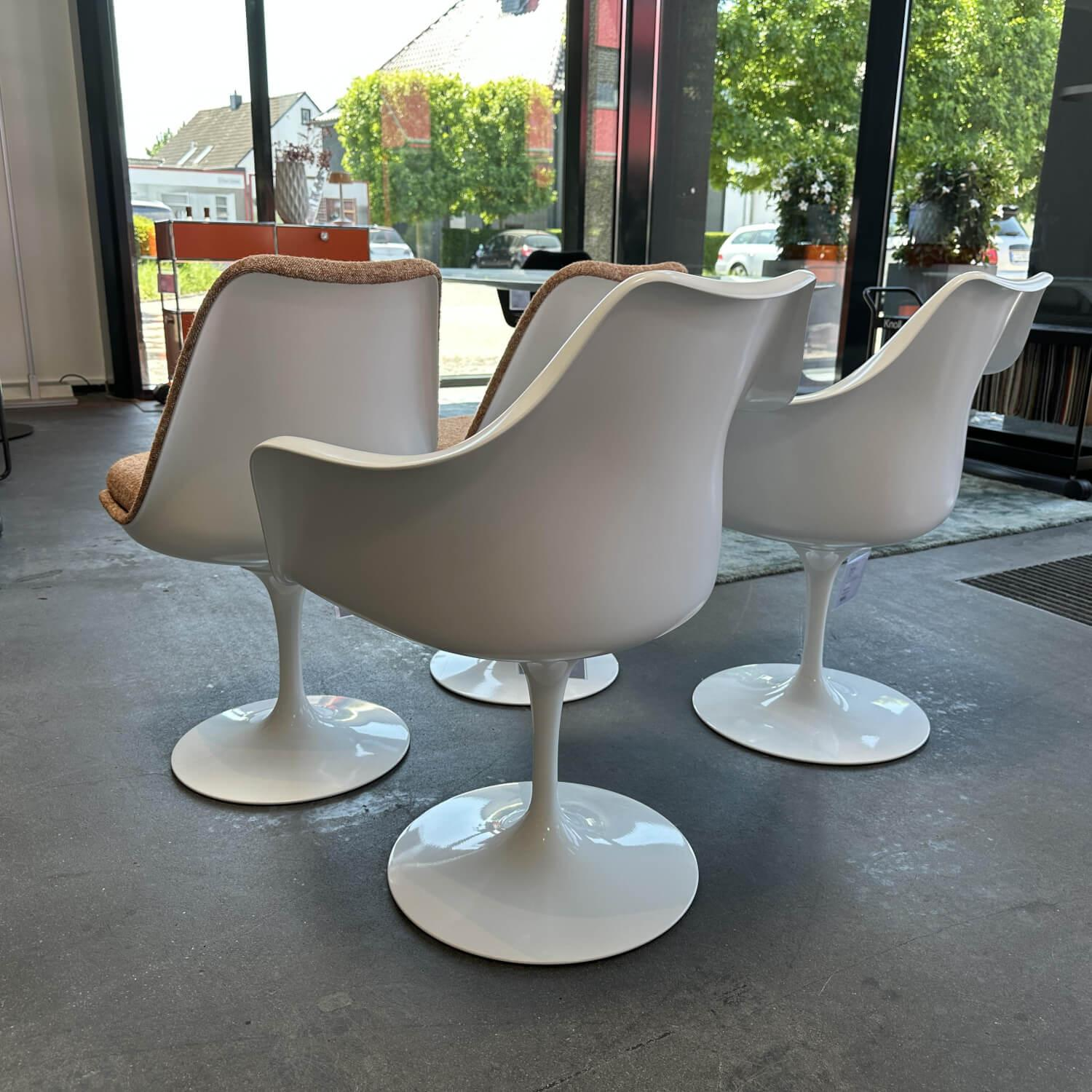 Knoll International - 4er-Set Stuhl Tulip Saarinen Weiss Terracotta mit und ohne Armlehnen - 4