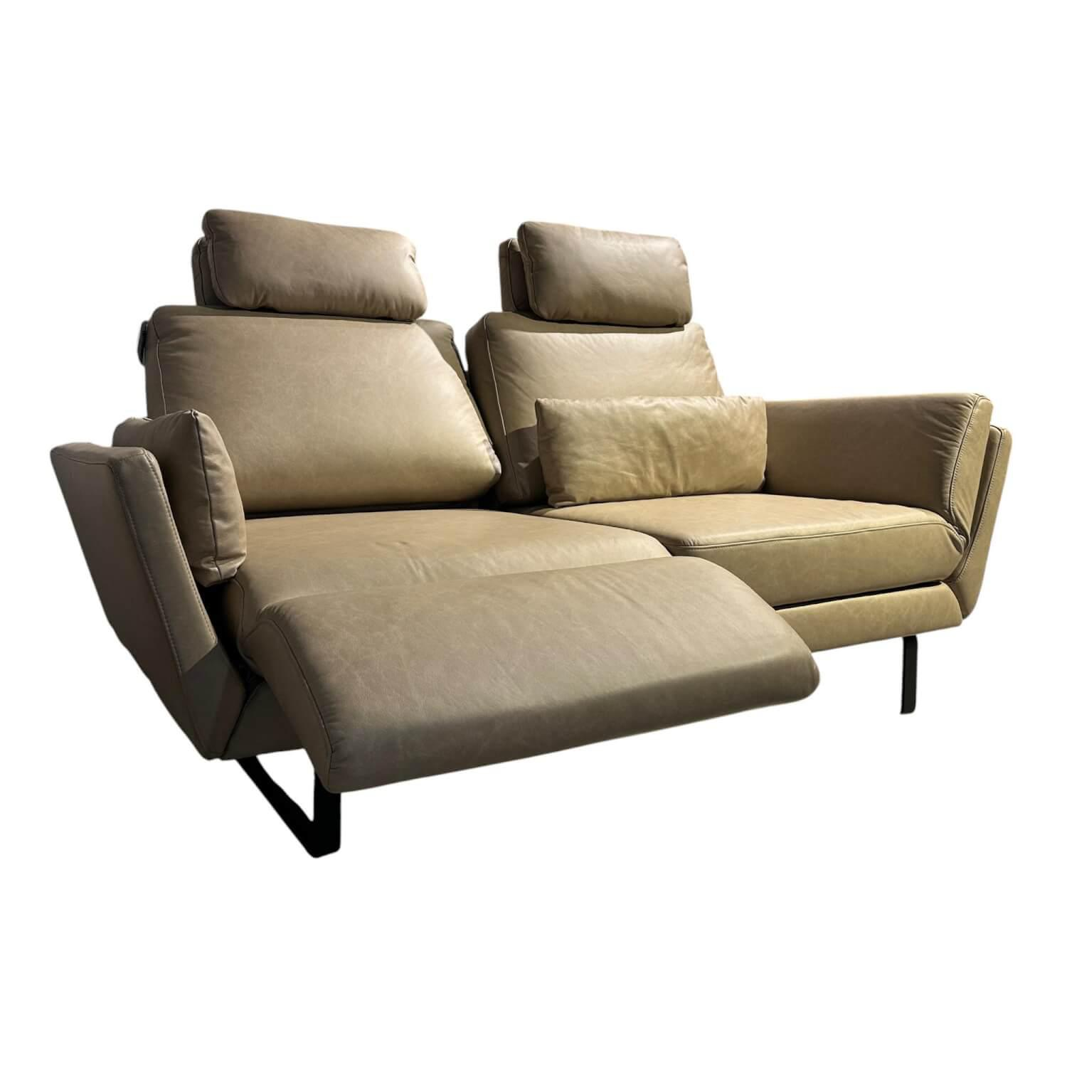 Raum.Freunde - Sofa Tova RA 22002 Leder Vicenza Taupe Beige Metallkufe 420 Schwarz Matt Inklusive Kissen - 1
