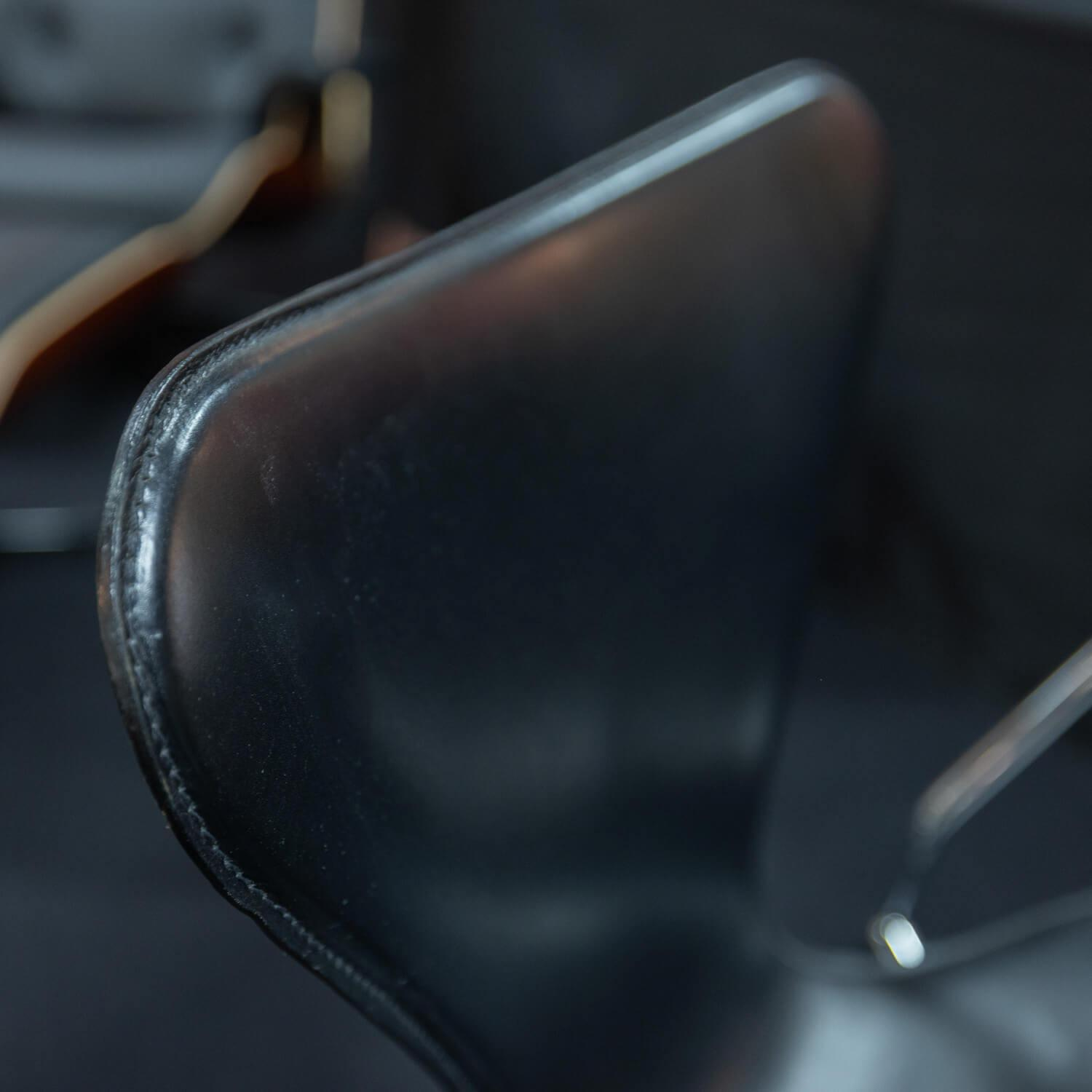 Stuhl 3207 Serie 7 Sitzschale Vollpolster Bezug Leder Kat. 5 Schwarz Untergestell Stahlrohr Verchromt