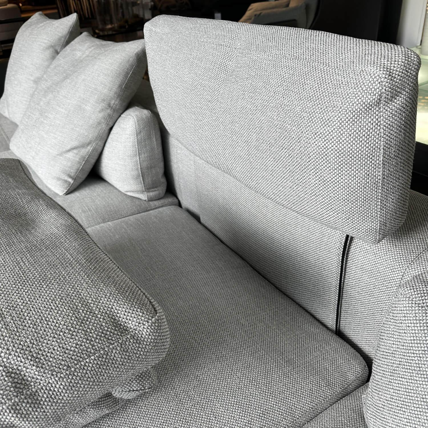 Minotti - Ecksofa Freeman Duvet T Wing Stoff Milennium 05 Ghiaccio Grau Inklusive Kopfstütze Und Hocker Freemann Pelle Aspen Stone Grey - 7