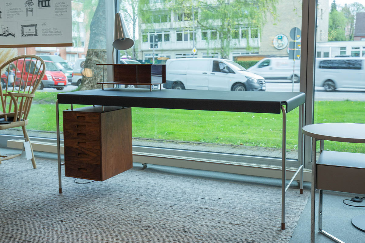 Carl Hansen & Søn - Schreibtisch AJ52 Platte Leder Freja 2002 Schwarz Holz Walnuss Geölt Gestell Edelstahl Inklusive Schreibtischleuchte - 4