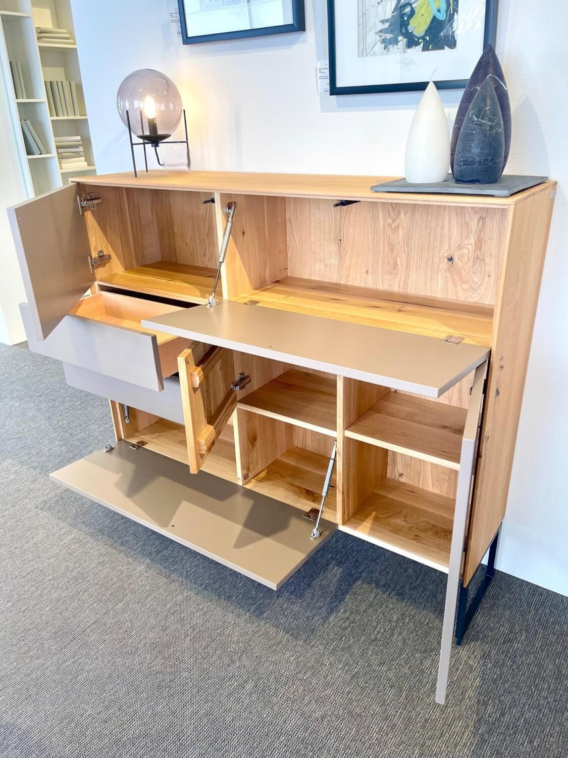 Contur - Highboard Mileto Front Mattlack Steingrau Grau Korpus Asteiche Massiv Gebürstet Natur Geölt Kufengestell Schwarz Matt - 3