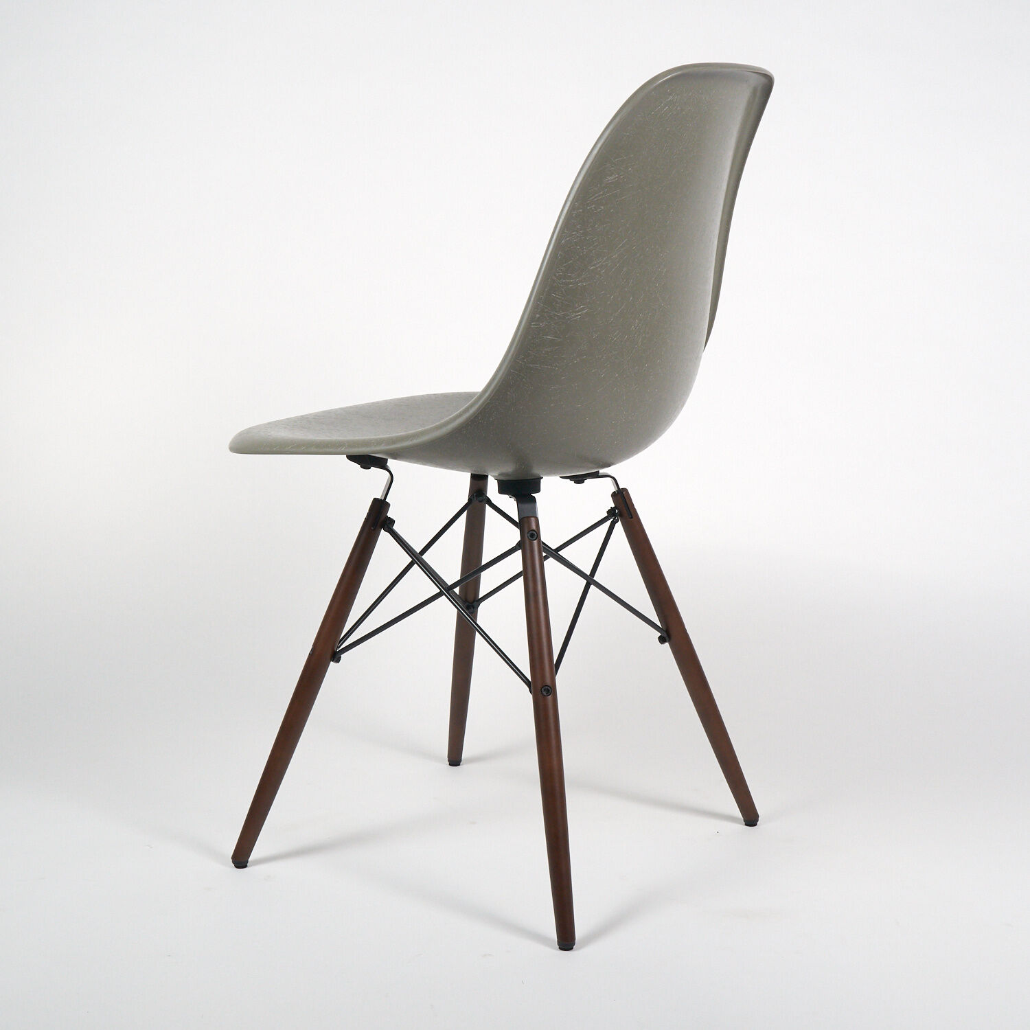 Stuhl Eames Fiberglass Side Chair DSW Raw Umber Grau Holzgestellt Ahorn Dunkel