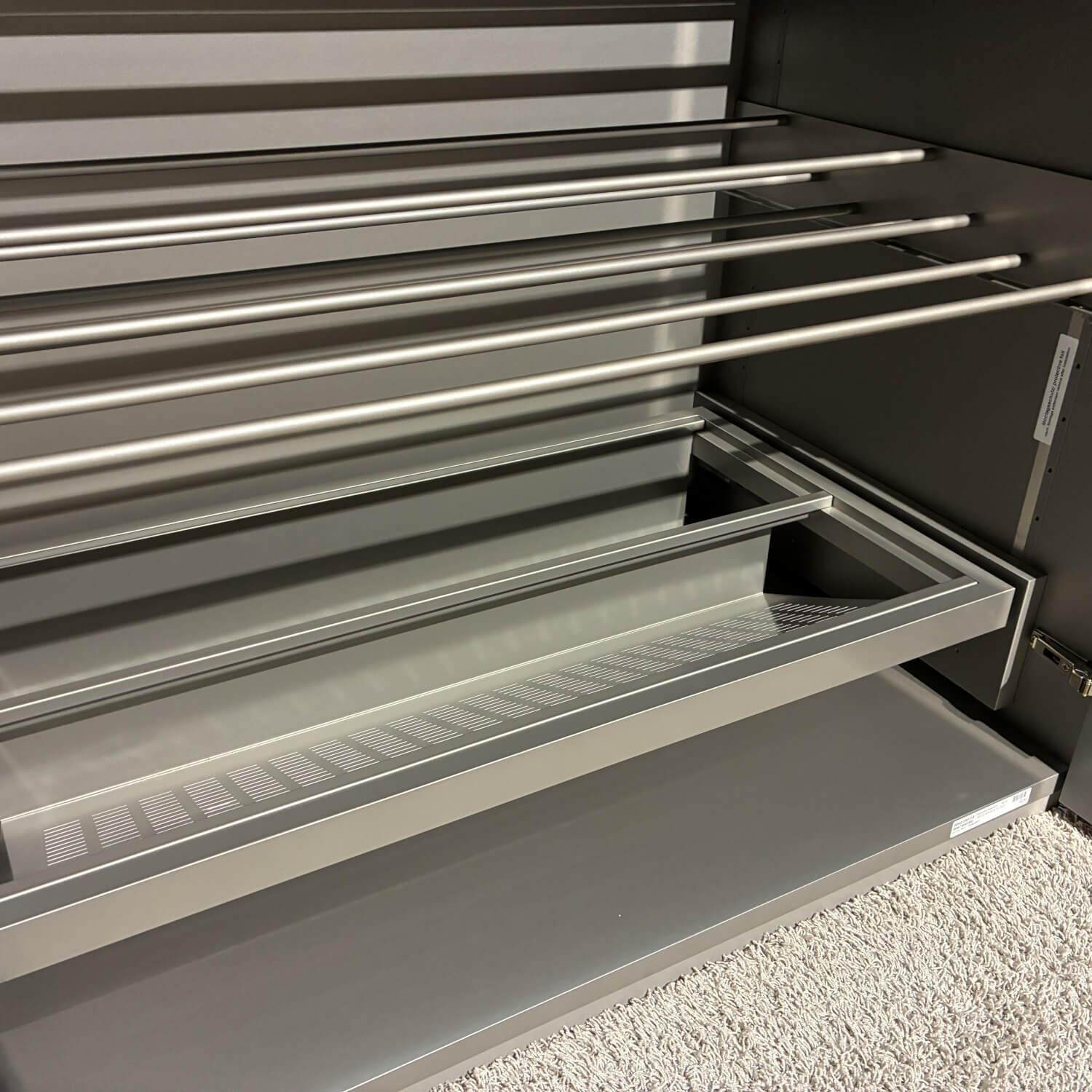 Interlübke - Kleiderschrank Base Lack Matt M24 Flintgrau Innen Lack M11 Silbergrau Metallic Inklusive Beleuchtung - 4