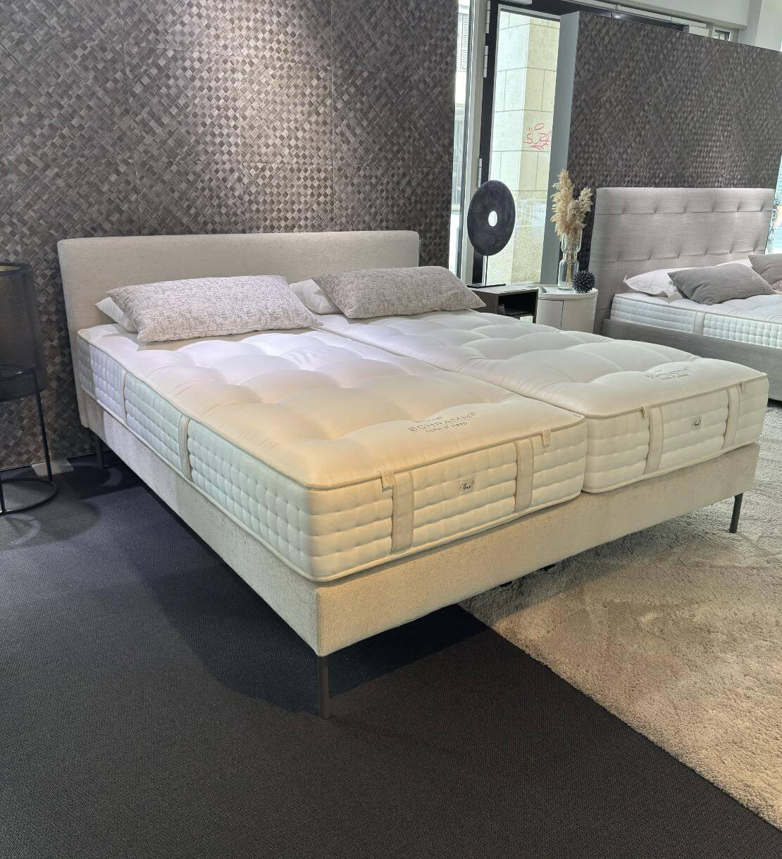 Schramm - Boxspringbett Basis 18 Kopfteil Change Stoff Bella-2690-Platinum mit Matratzen Divina - 10