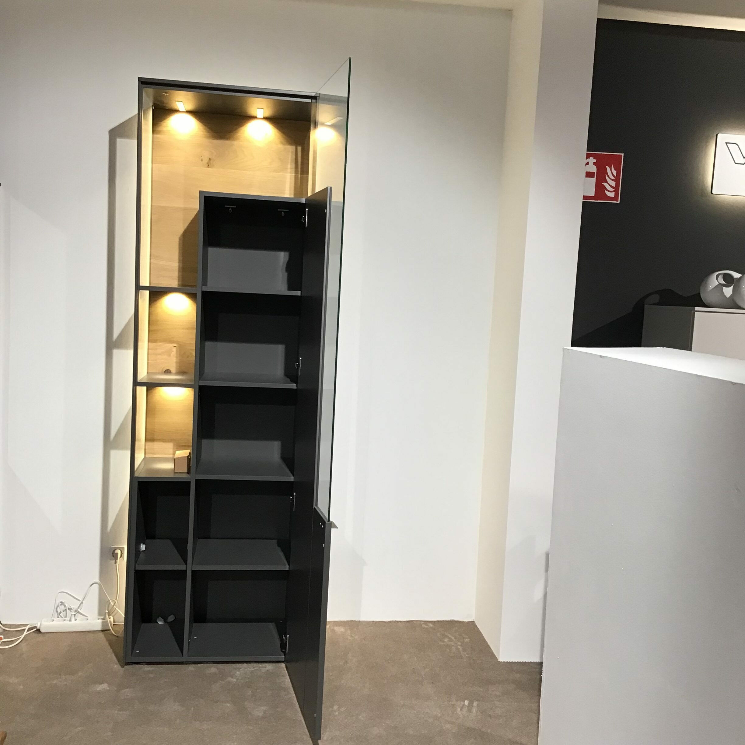 Venjakob - Vitrine Vino Lack Schiefergrau Grau Matt Griffe Aluminium Schiefergrau Matt Rückwand Wildeiche Hell Soft Gebürstet Und Geölt Mit LED-Beleuchtung  - 3