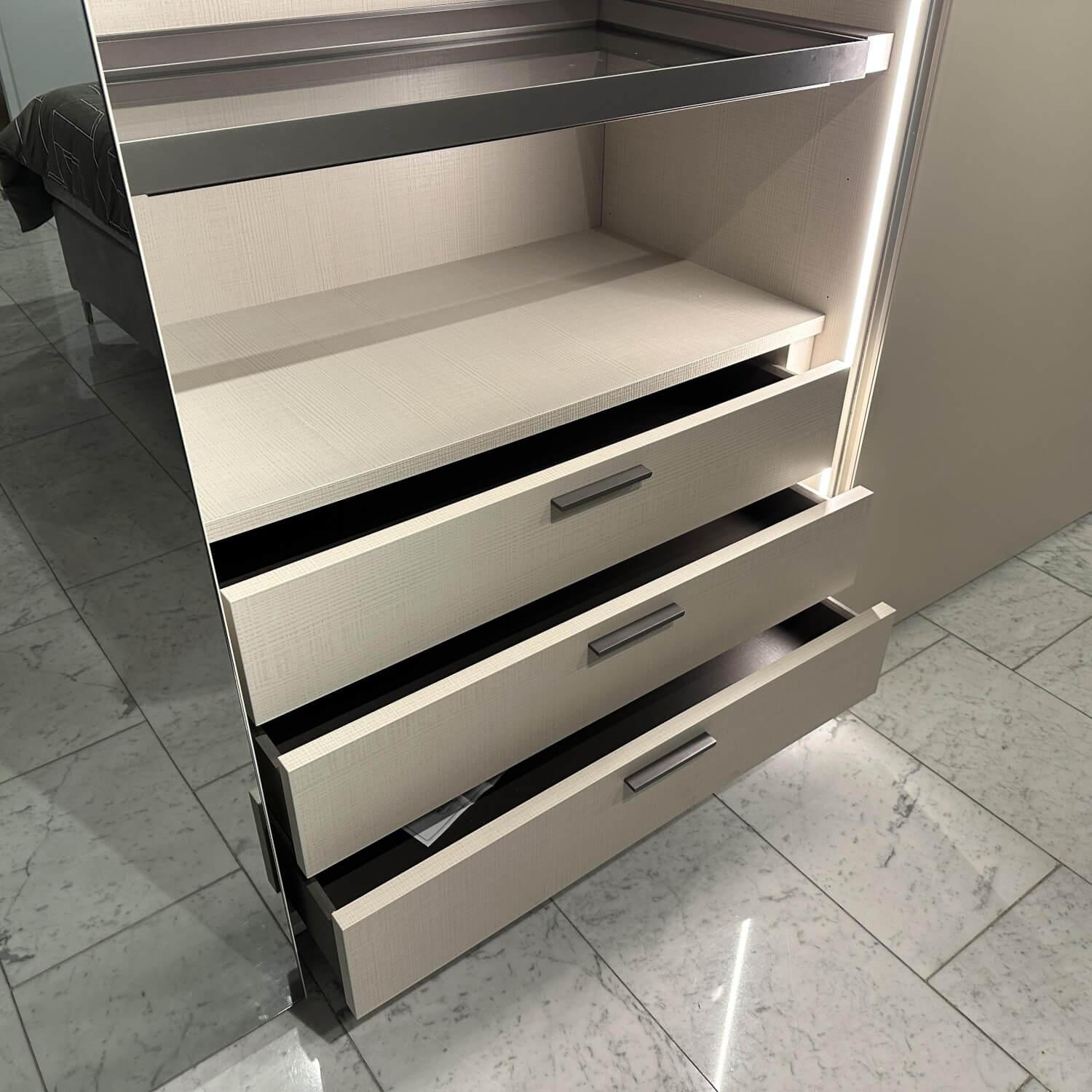 Tomasella - Schiebetürenschrank Contur Loretto Türen Lack Gola Smart OC 162 Platino Weiß Beige Glas Spiegel Innen Stoffoptik Tramato Grau Beige - 3