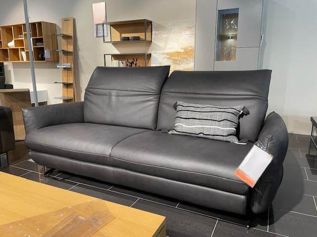Mondo - Sofa Felini Leder Reno Anthrazit Metallkufe Matt Schwarz Mit Motorischem Vorziehsitz Und einem Kissen - 2