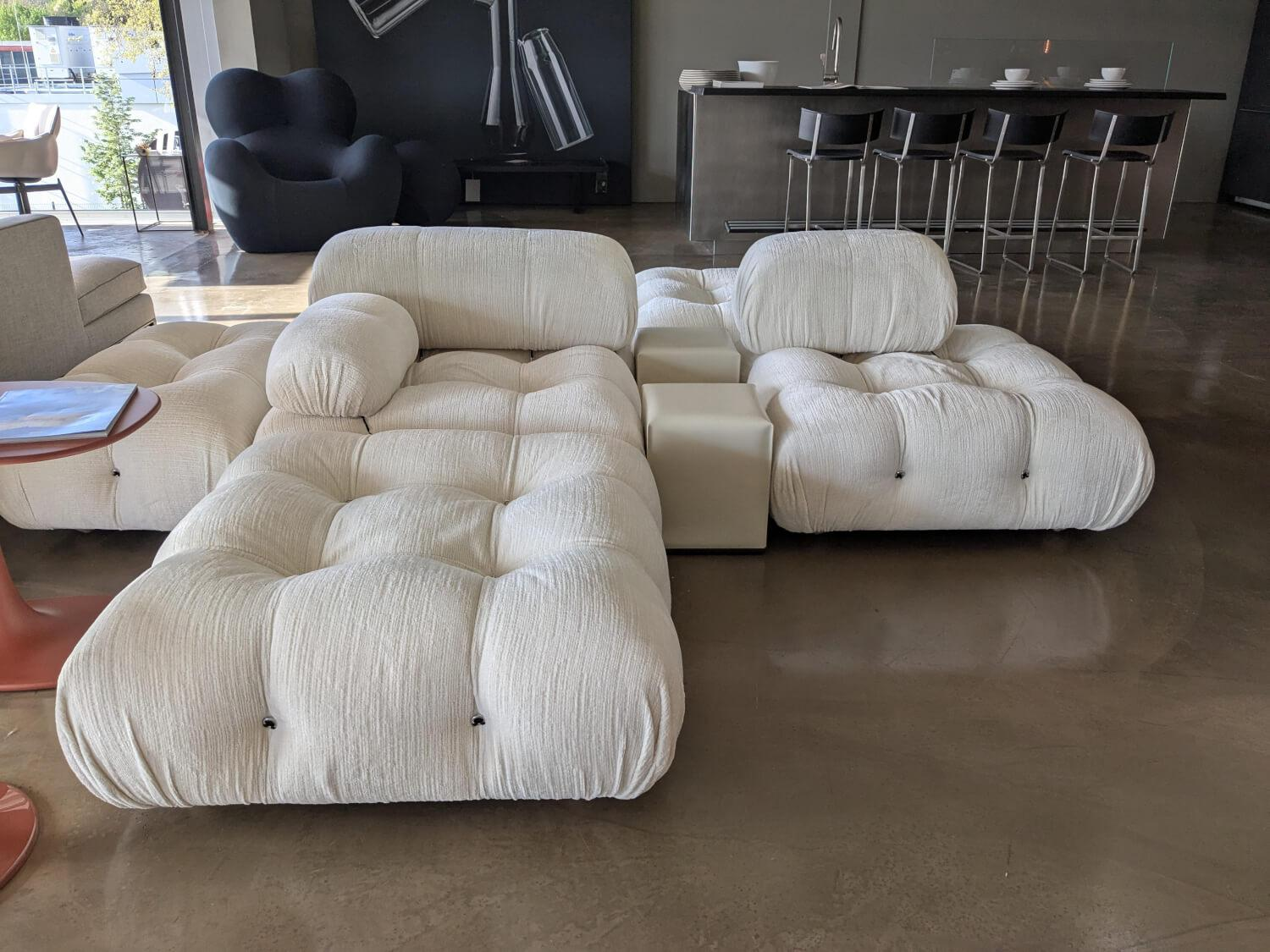 B&B Italia - Wohnlandschaft Camaleonda Stoff Enia Elfenbein Weiß mit einem Tisch - 3