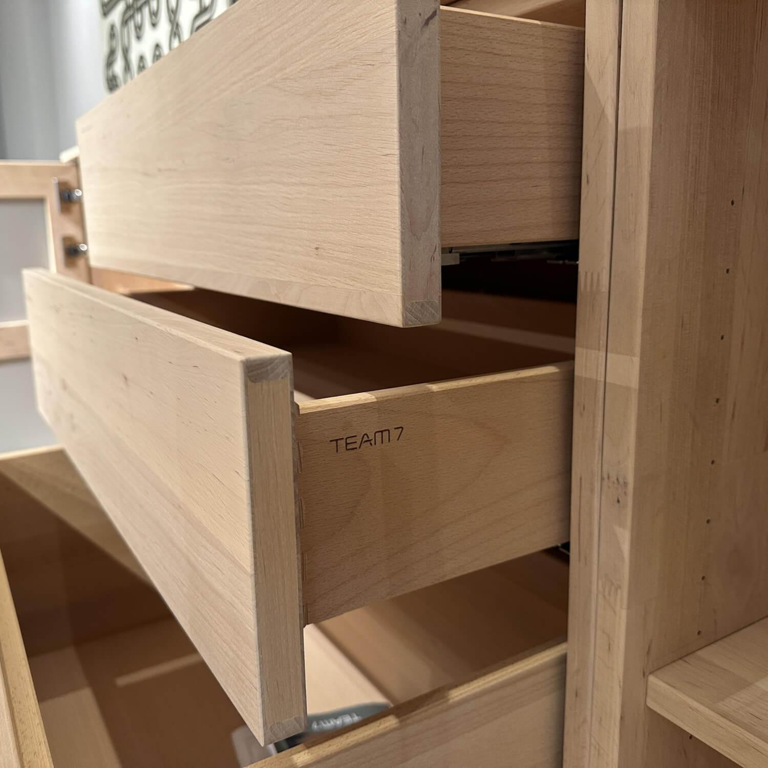 Team 7 - Anrichte Filigno AFG 24 819 4 Erle Massiv Weißöl Front Farbglas Hellgrau Grau Kufe Steingrau Pulverbeschichtet - 3