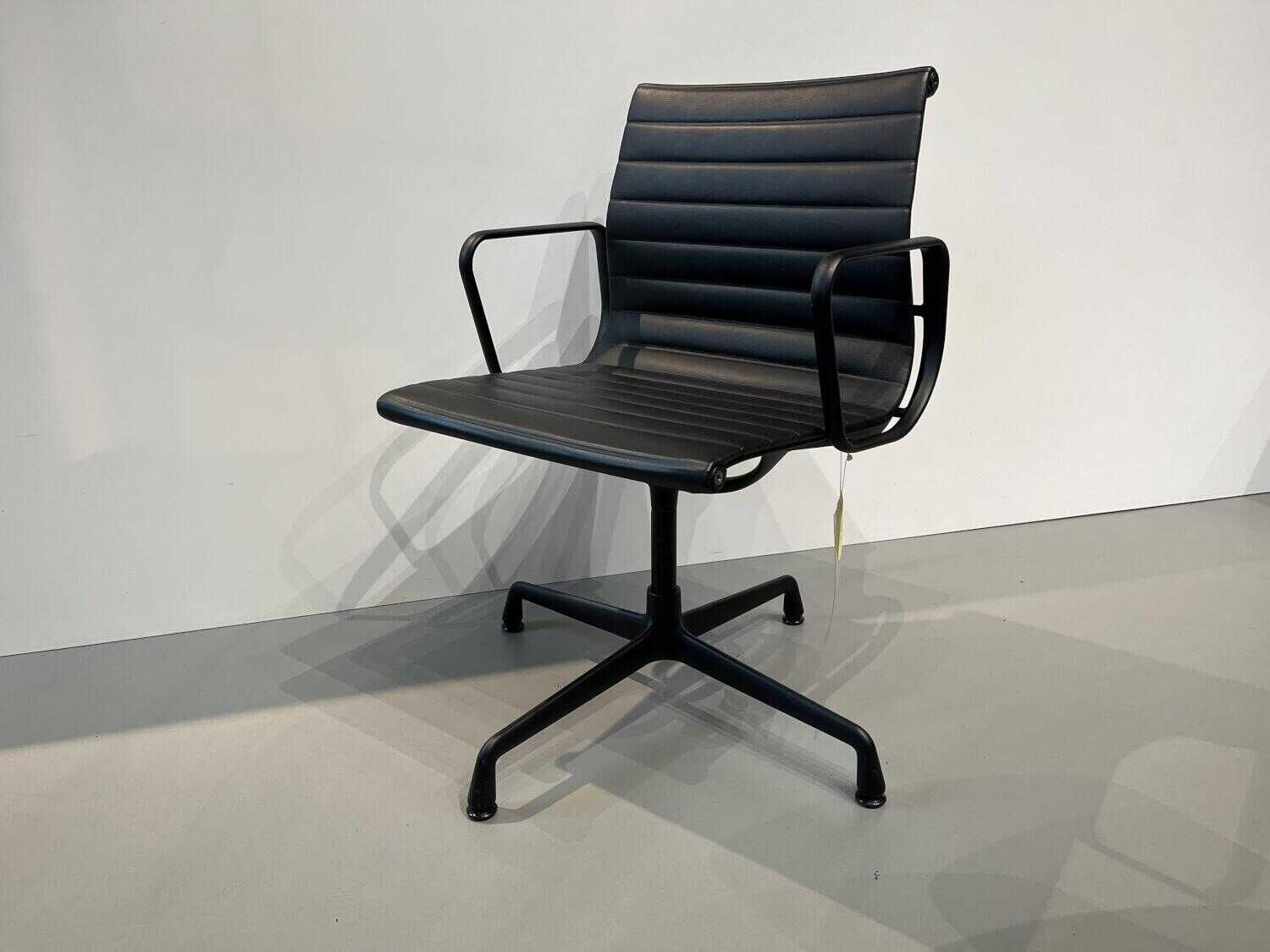 Stuhl Aluminium Chair EA 104 Leder L20 Nero 66/66 Schwarz Mit Armlehnen