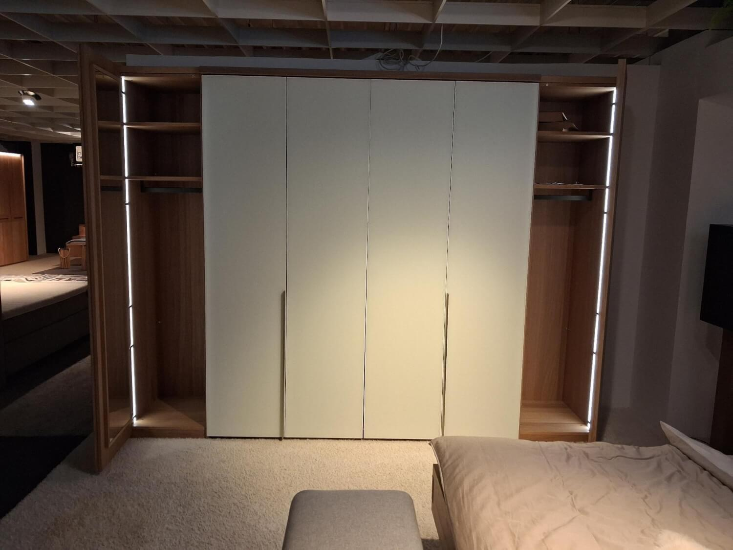 Voglauer - Drehtürenschrank Valpin Eiche Altholz Akzent Colorglas Optiwhite Mit Beleuchtung Und Innenspiegel - 3