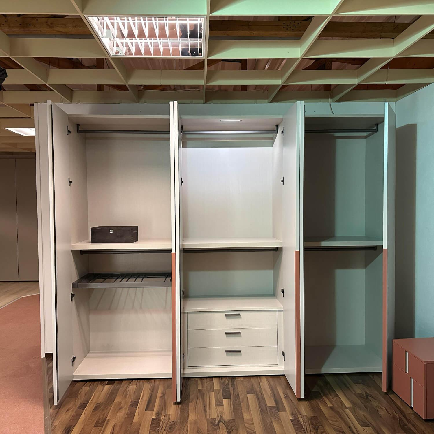 Tomasella - Drehtürenschrank Contur Loretto Tür Lack Doris OC 173 Ghiaccio Grau Weiß Mit Nachtkästchen Athena Lack Rubino Rot Braun - 13