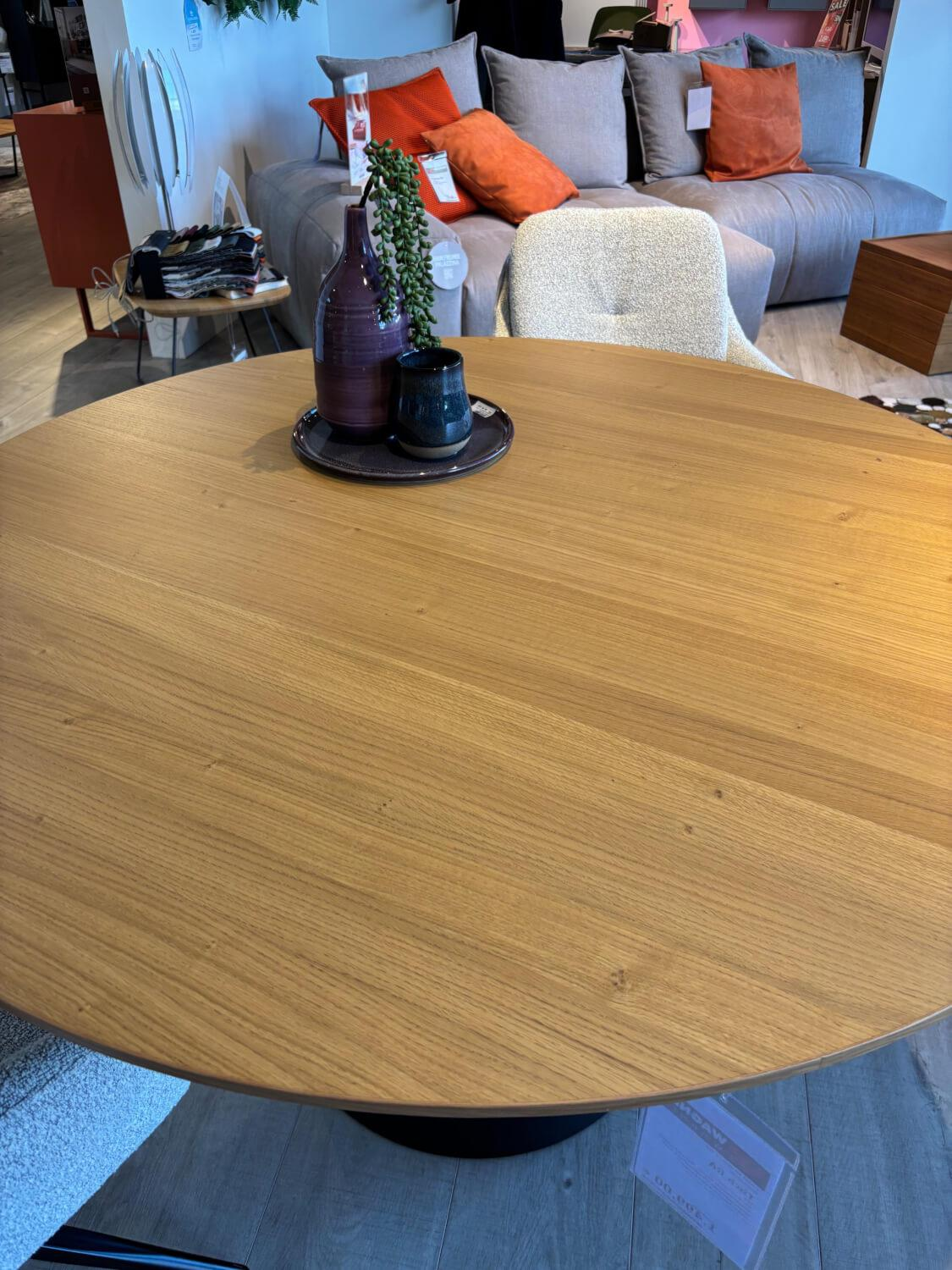 Raum.Freunde - Esstisch Ose Rund Platte Wildeiche Furniert Mit Hartwachs Öl Finish Kegelsäule Metall Schwarz - 5