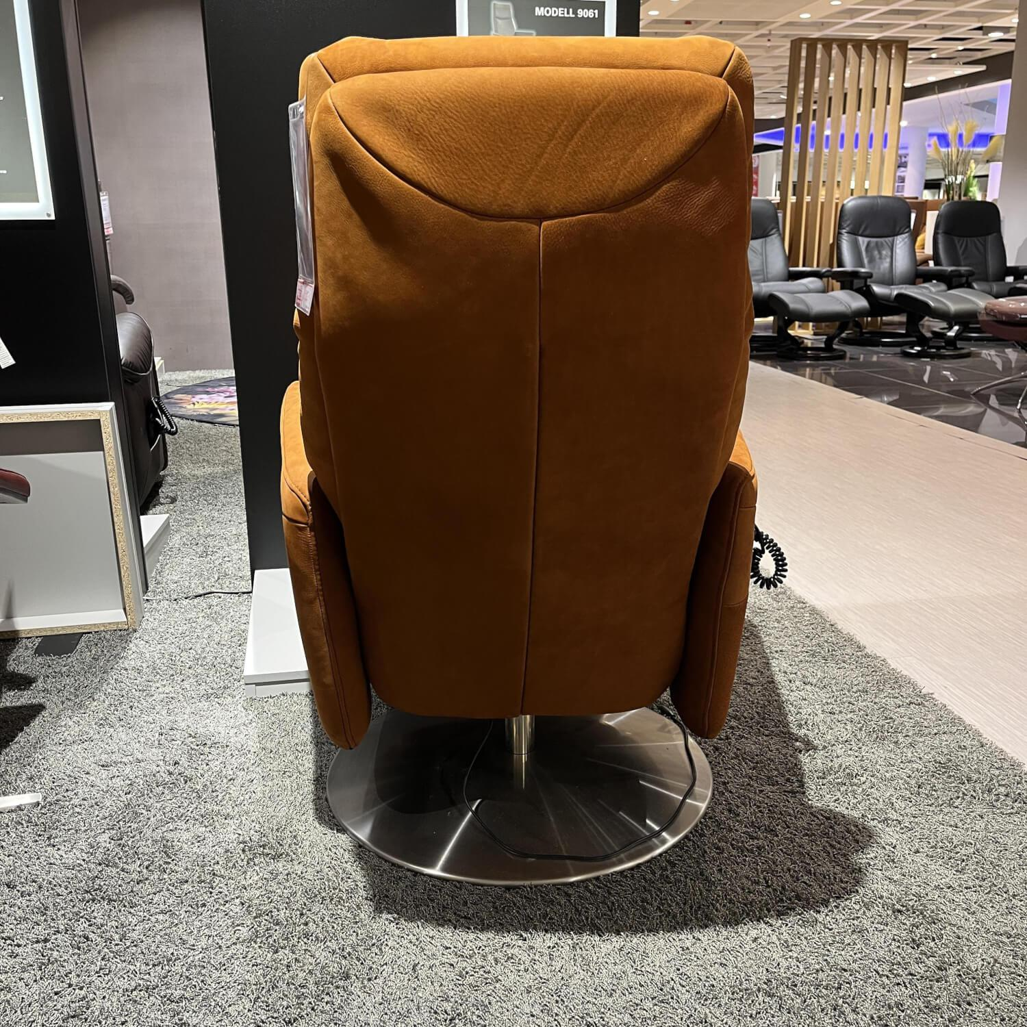 Relax-Sessel 9061 Bezug Leder Nabbuco Mandel Tellerfuß Edelstahloptik Mit Verstellbarer Rückenlehne