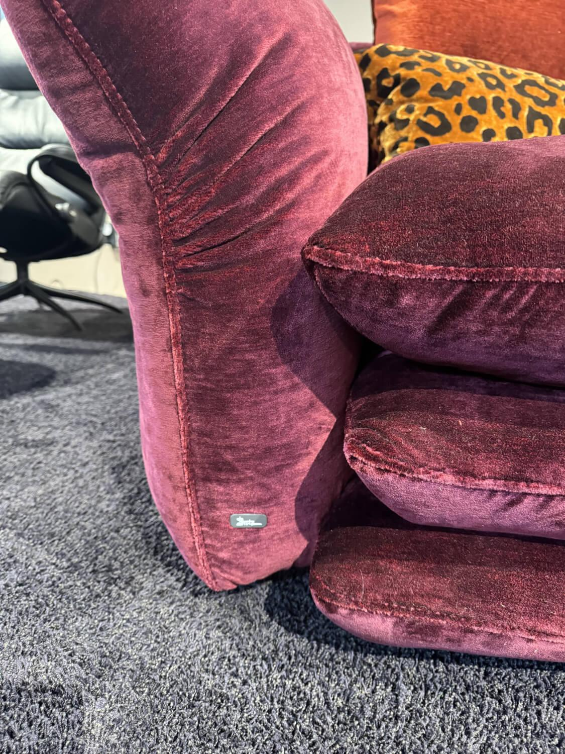 Bretz - Sofa Manyara Stoff Boa Bordeaux Rot mit 5 Kissen - 4