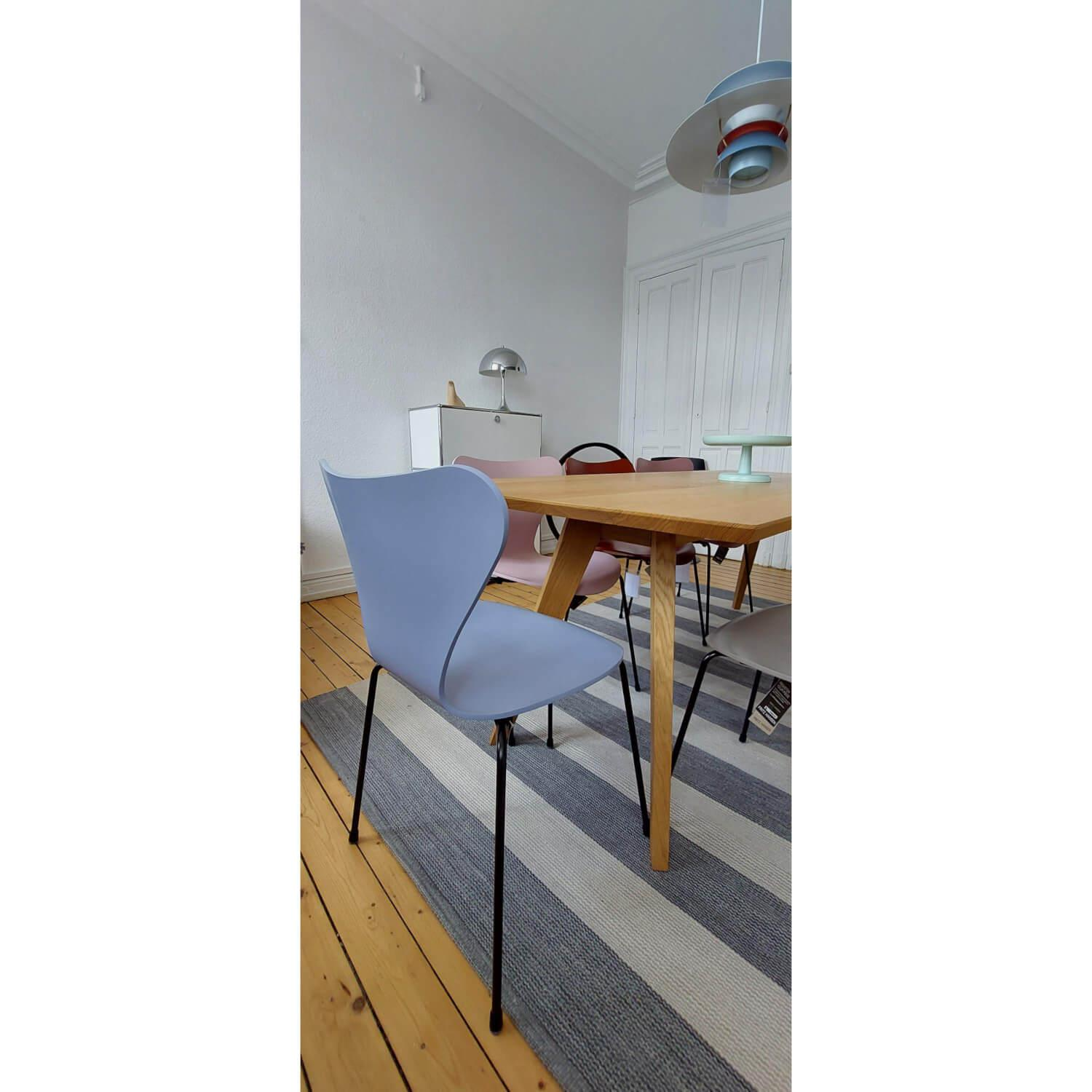 Fritz Hansen - Stuhlgruppe Modell 3107TM Serie 7 Sitzschale Messerfurnier Esche Gefärbt In Grau Rosa Rot Orange-Rot Gelb Und Blau Gestell Stahl Schwarz Stapelbar - 3