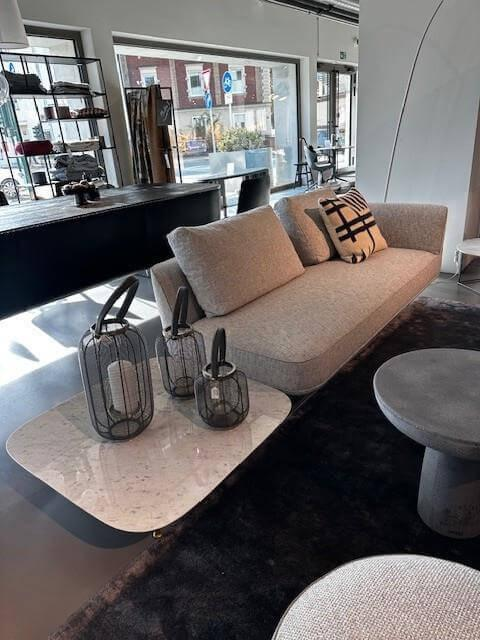 Wittmann - Sofa Andes Stoff G Fynn Grigio Grau Füße Messing Satin Matt Ablage Marmor Carrara White Weiß Mit Rückenkissen - 5