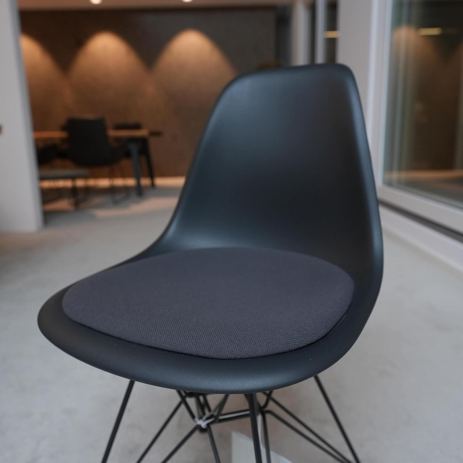 Stuhl Eames Plastic Side Chair DSR Stoff Hopsak Dunkelgrau Drahtgestell Basic Dark