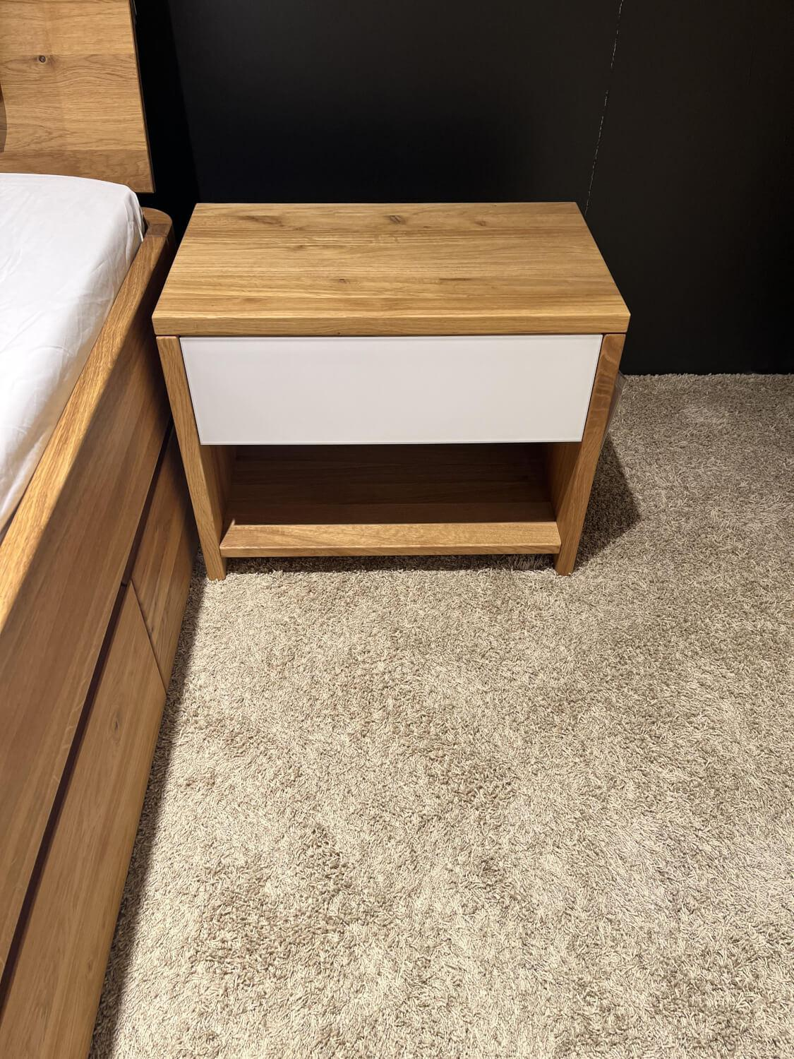 m&h - Doppelbett Modell C Wildeiche Massiv Stabverleimt Geölt Füße Rund Inklusive Nachtkommoden Ohne Matratzen - 2