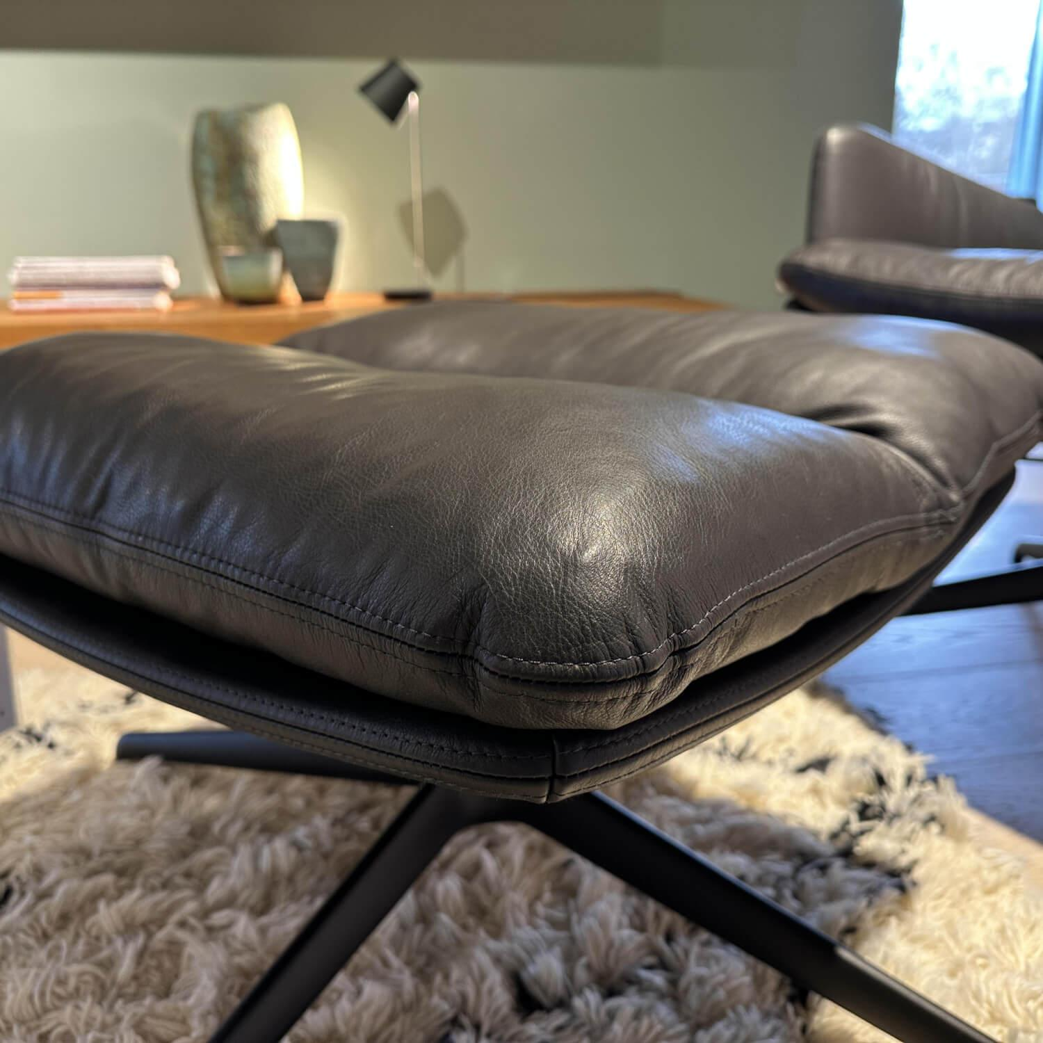 KFF - Sessel Arva Lounge Leder Sauvage 8102 Anthrazit Drehgestell Metall Schwarz Inklusive Hocker Und Kopfstütze - 2