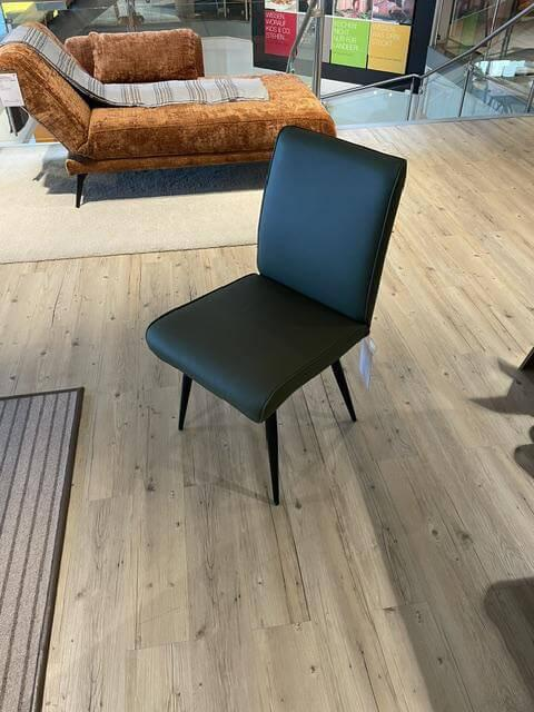 K+W - Essgruppe Vari Tisch Asteiche Furniert Bianco mit 4 Stühle Leder Bronco Zypresse Grün 1 Bank - 5