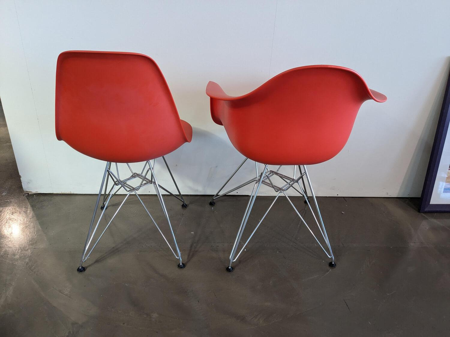 Vitra - 2er Set Eames Plastic Sidechair Und Armchair Sitzschale Kunststoff Oxidrot Rot Gestell Metall Verchromt - 6