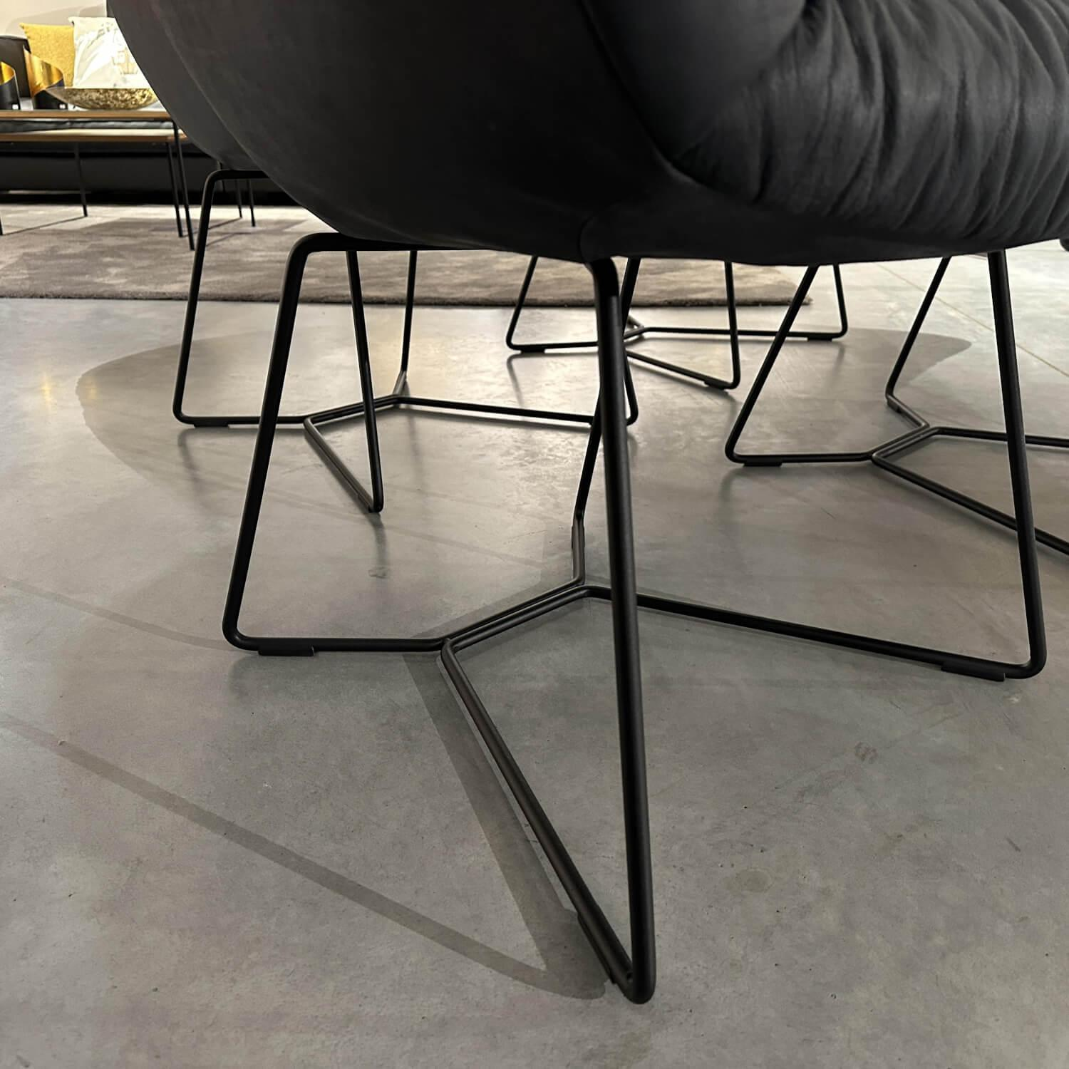 Contur - 4er Set Armlehnenstuhl Sevano Leder Miura 51 Anthrazit Gestell Metall Schwarz Pulverbeschichtet - 6